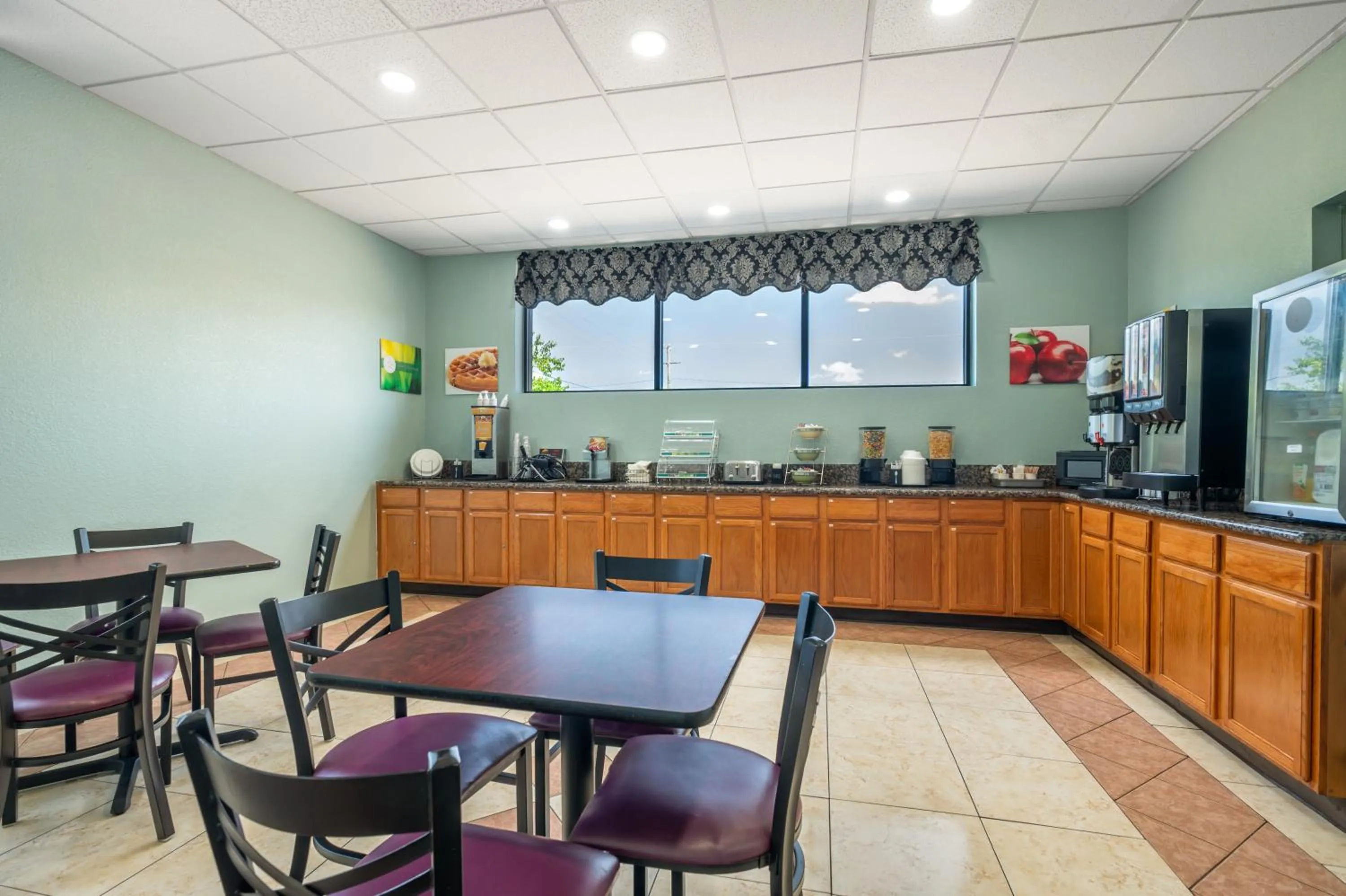 Buffet breakfast in Quality Inn Chesapeake - Greenbrier