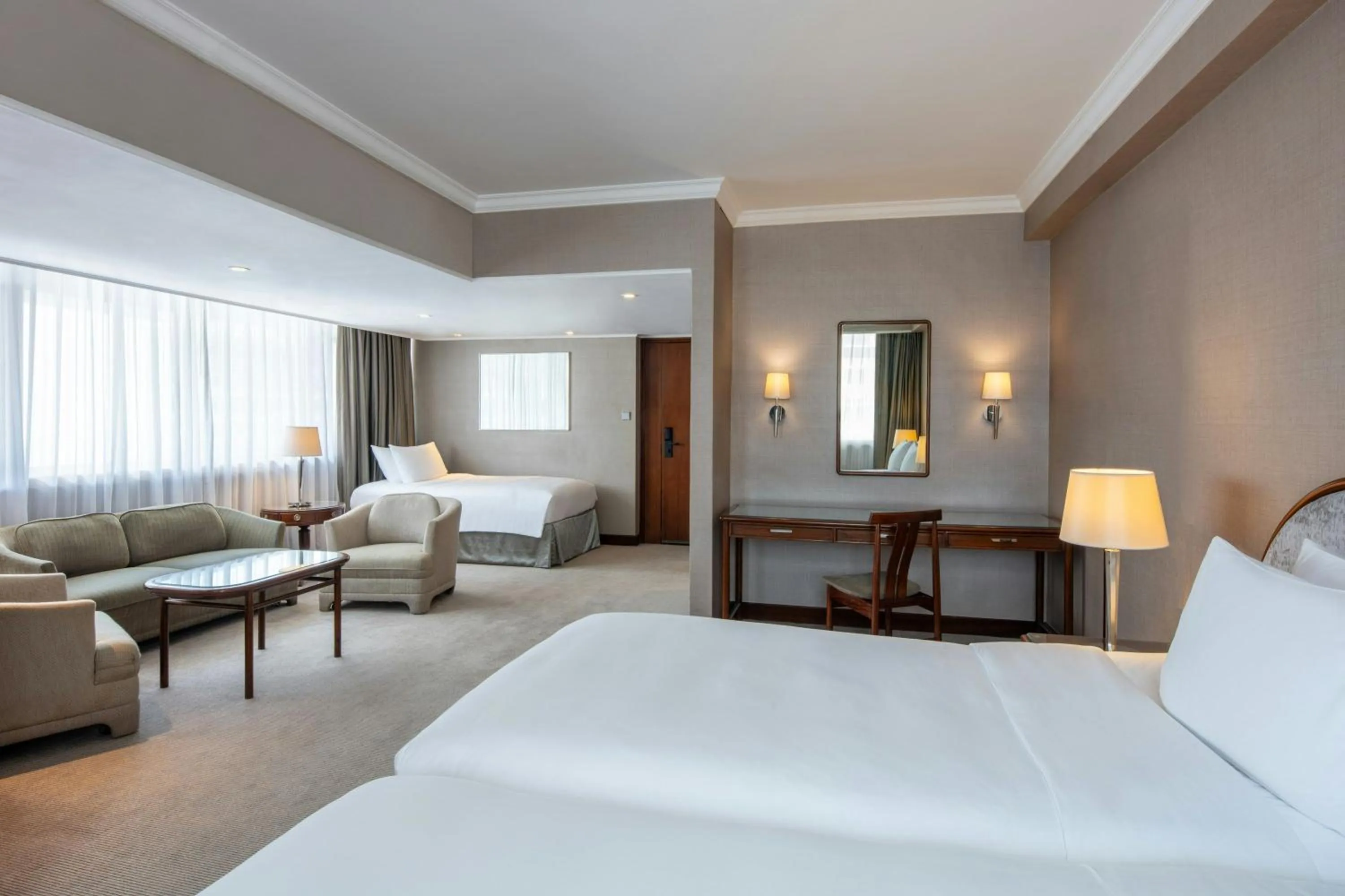 Photo of the whole room, Bed in Marco Polo Hongkong Hotel