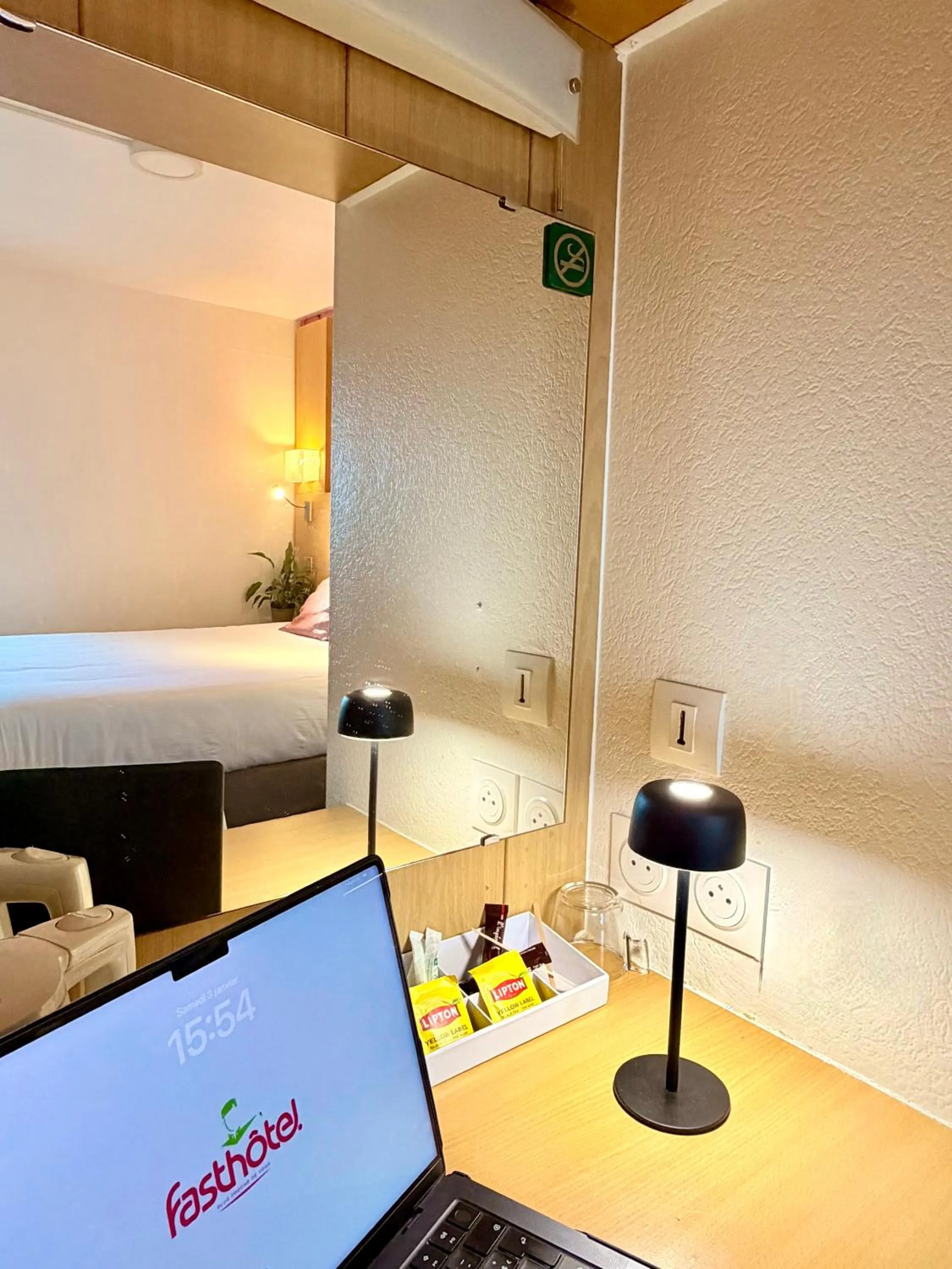 Coffee/tea facilities, Bed in Fasthotel Orleans Zénith