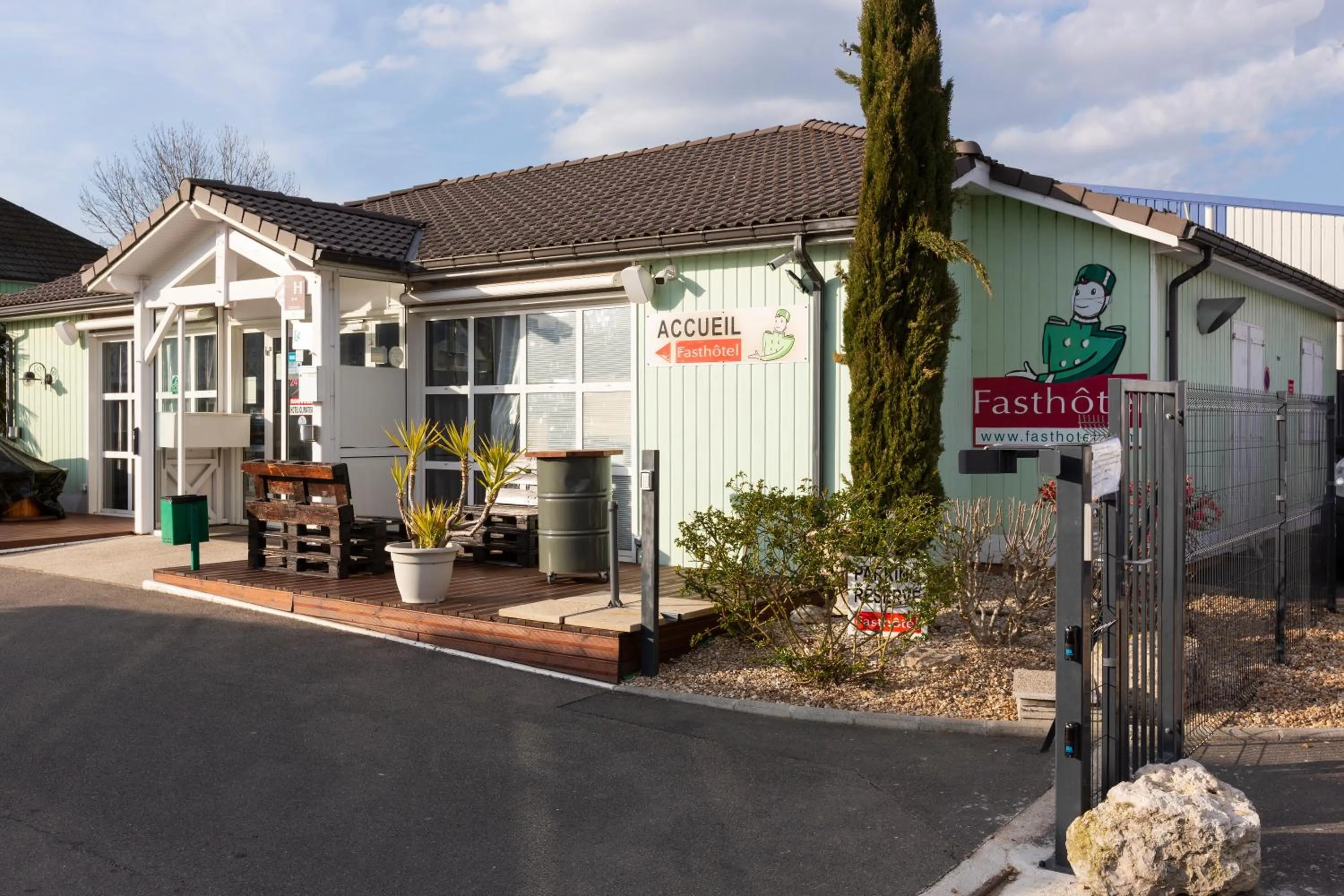 Property building in Fasthotel Orleans Zénith
