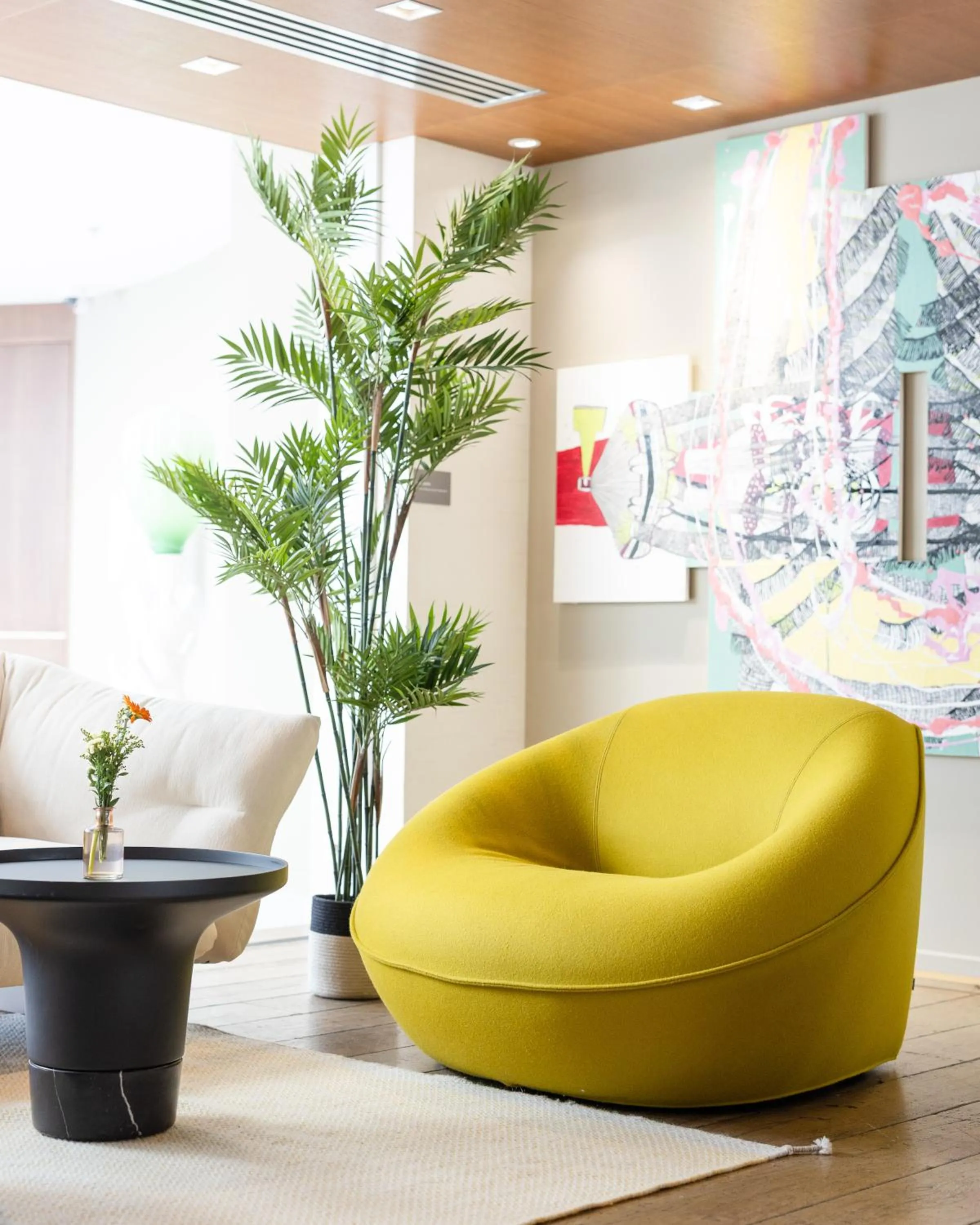 Lounge or bar in Renaissance Aix-en-Provence Hotel