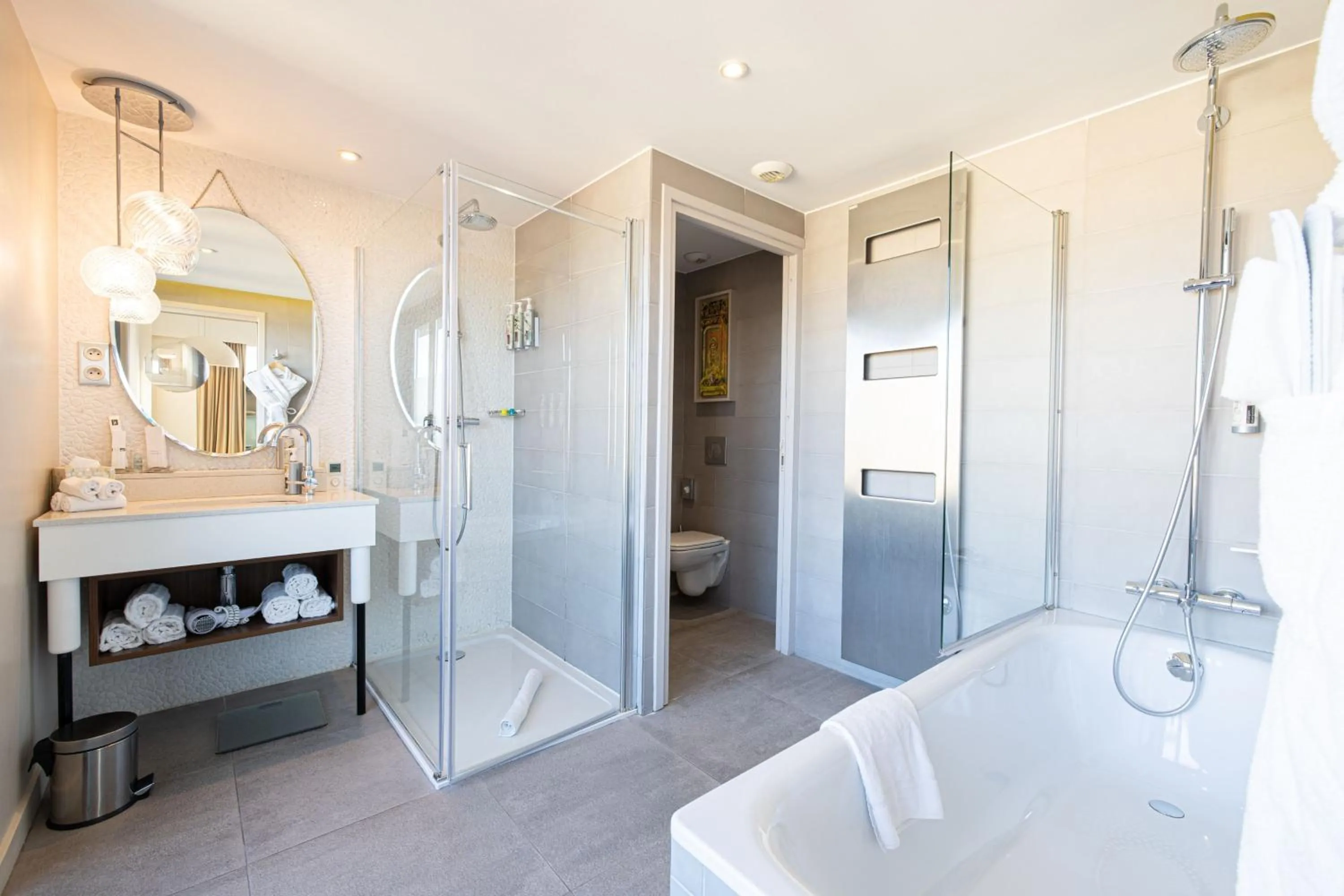 Bathroom in Renaissance Aix-en-Provence Hotel