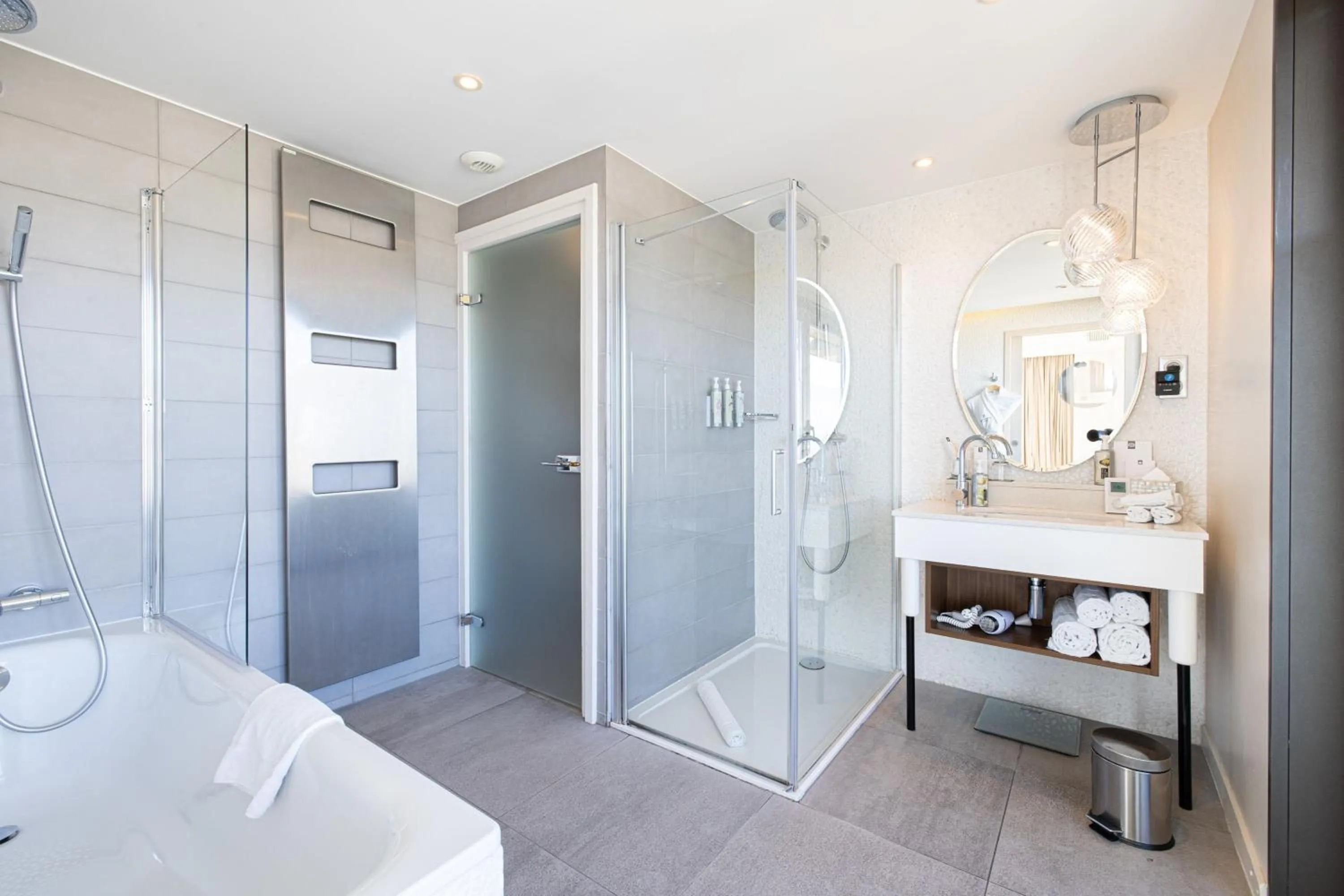 Photo of the whole room in Renaissance Aix-en-Provence Hotel