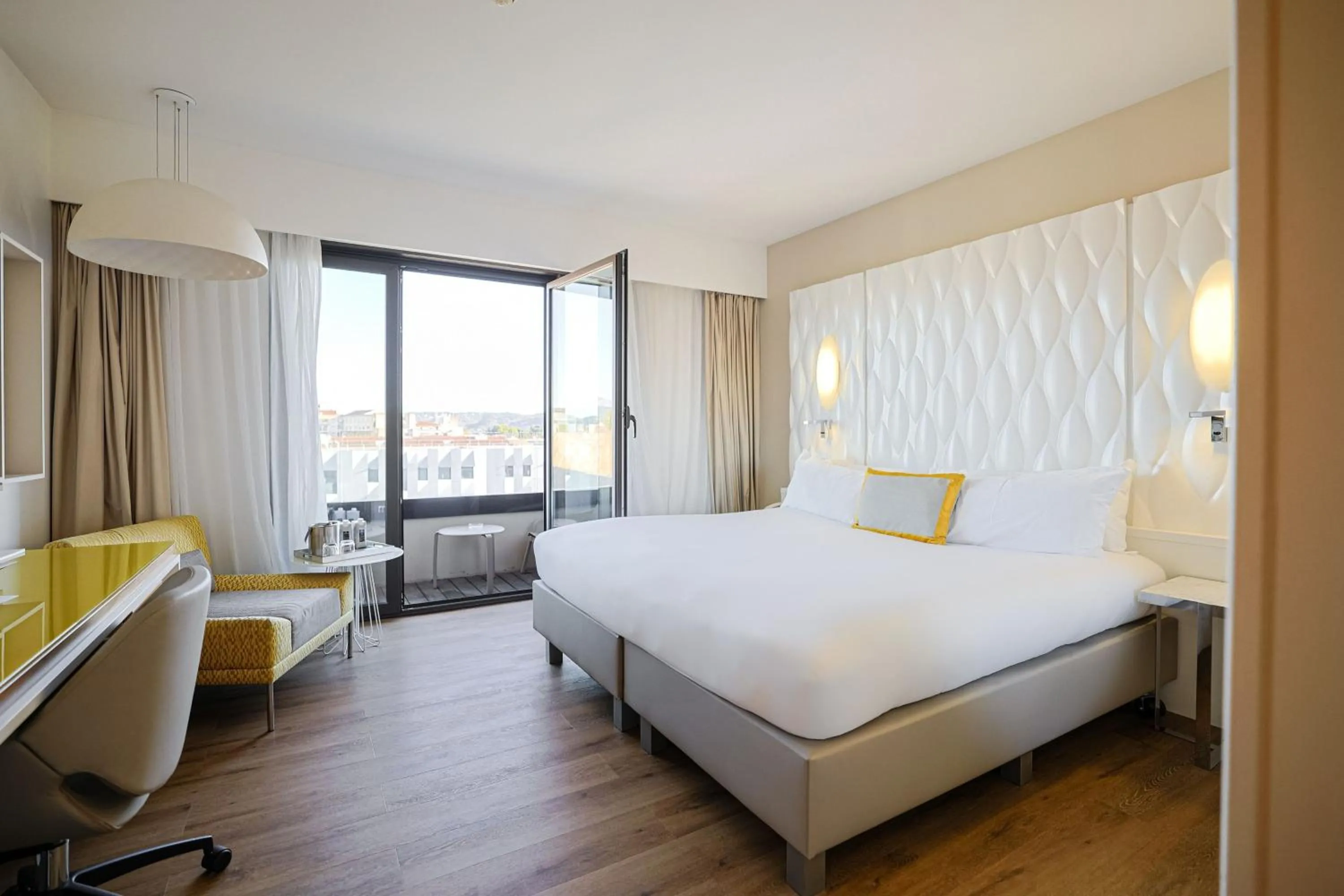 Photo of the whole room, Bed in Renaissance Aix-en-Provence Hotel