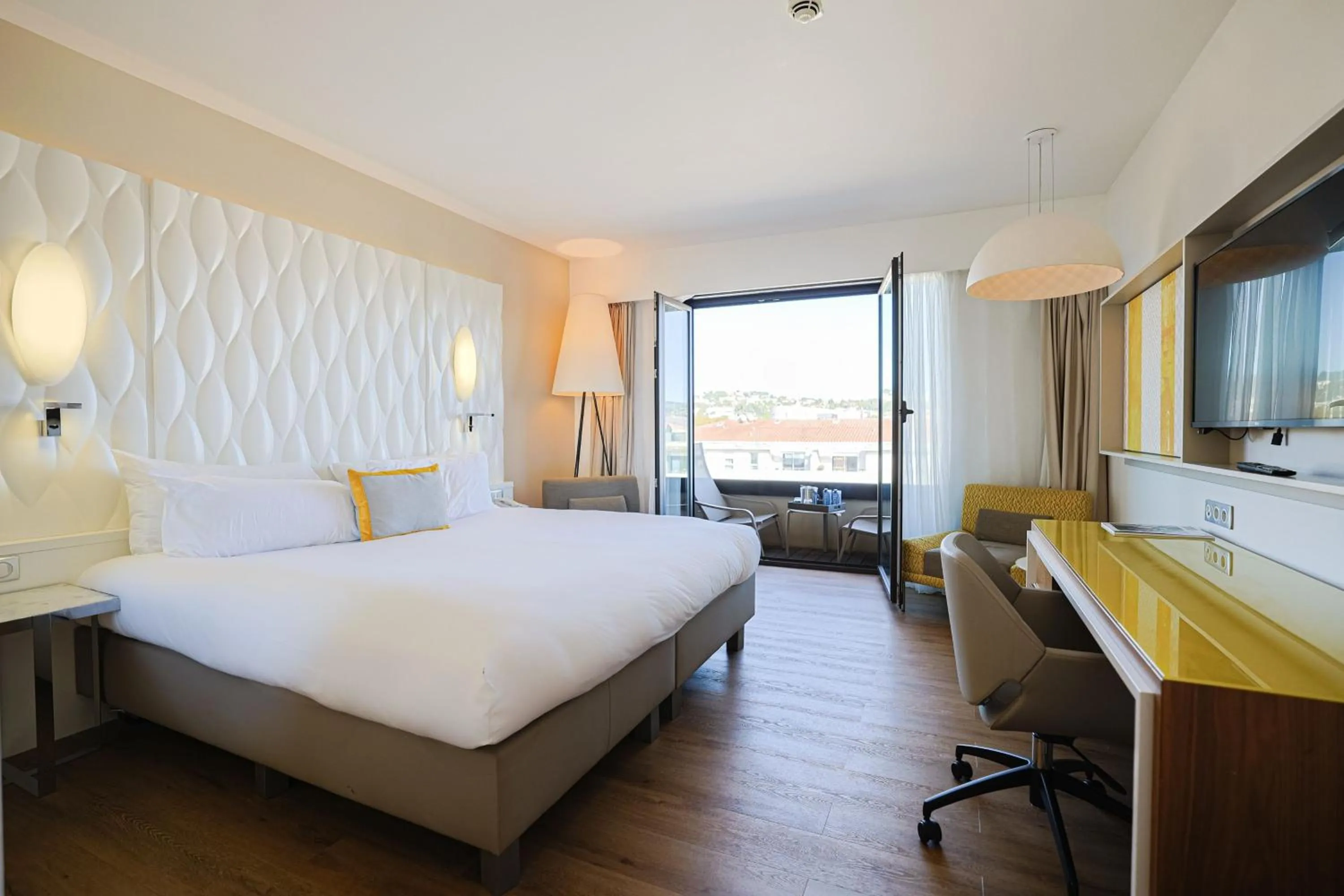 Photo of the whole room, Bed in Renaissance Aix-en-Provence Hotel