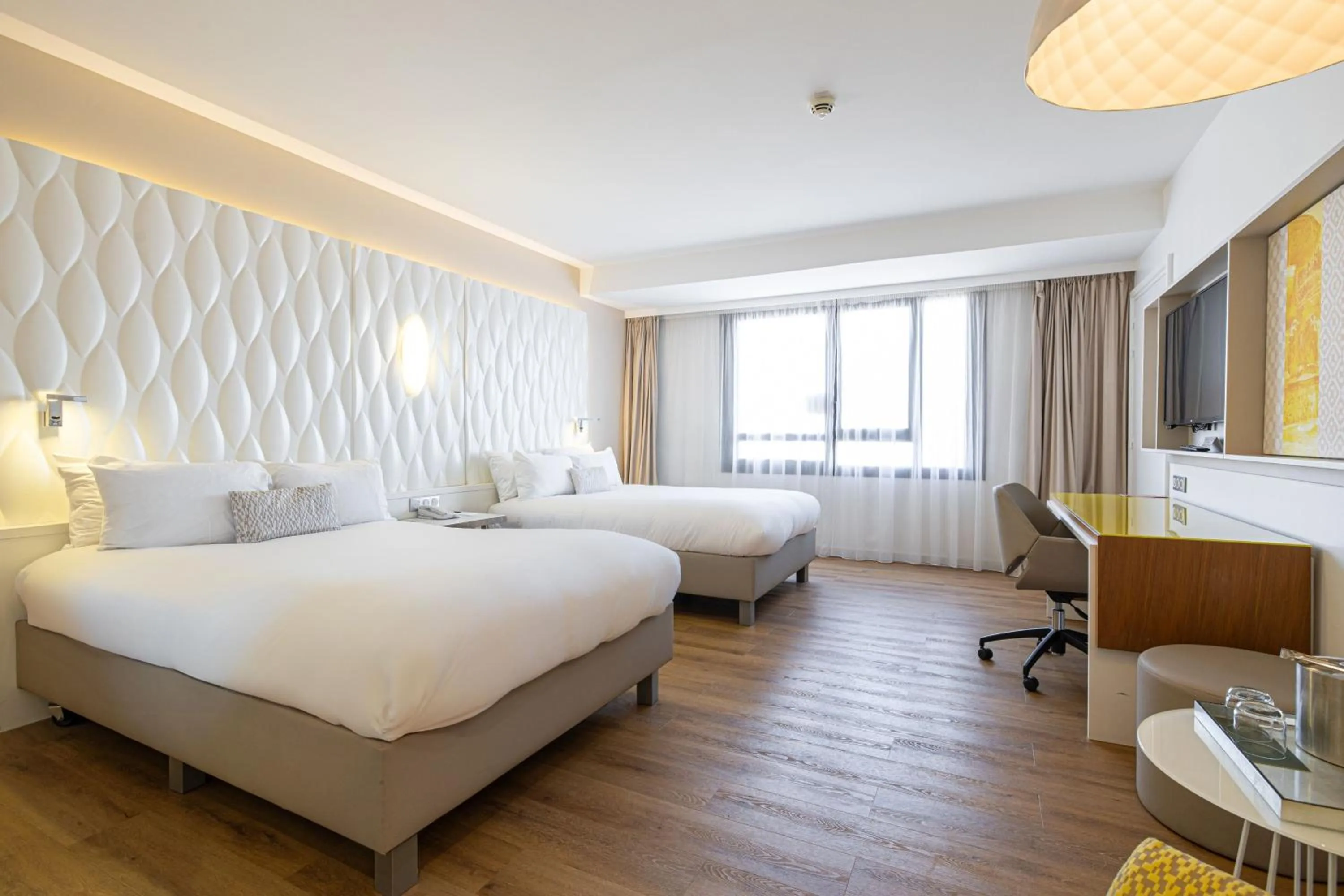 Photo of the whole room, Bed in Renaissance Aix-en-Provence Hotel