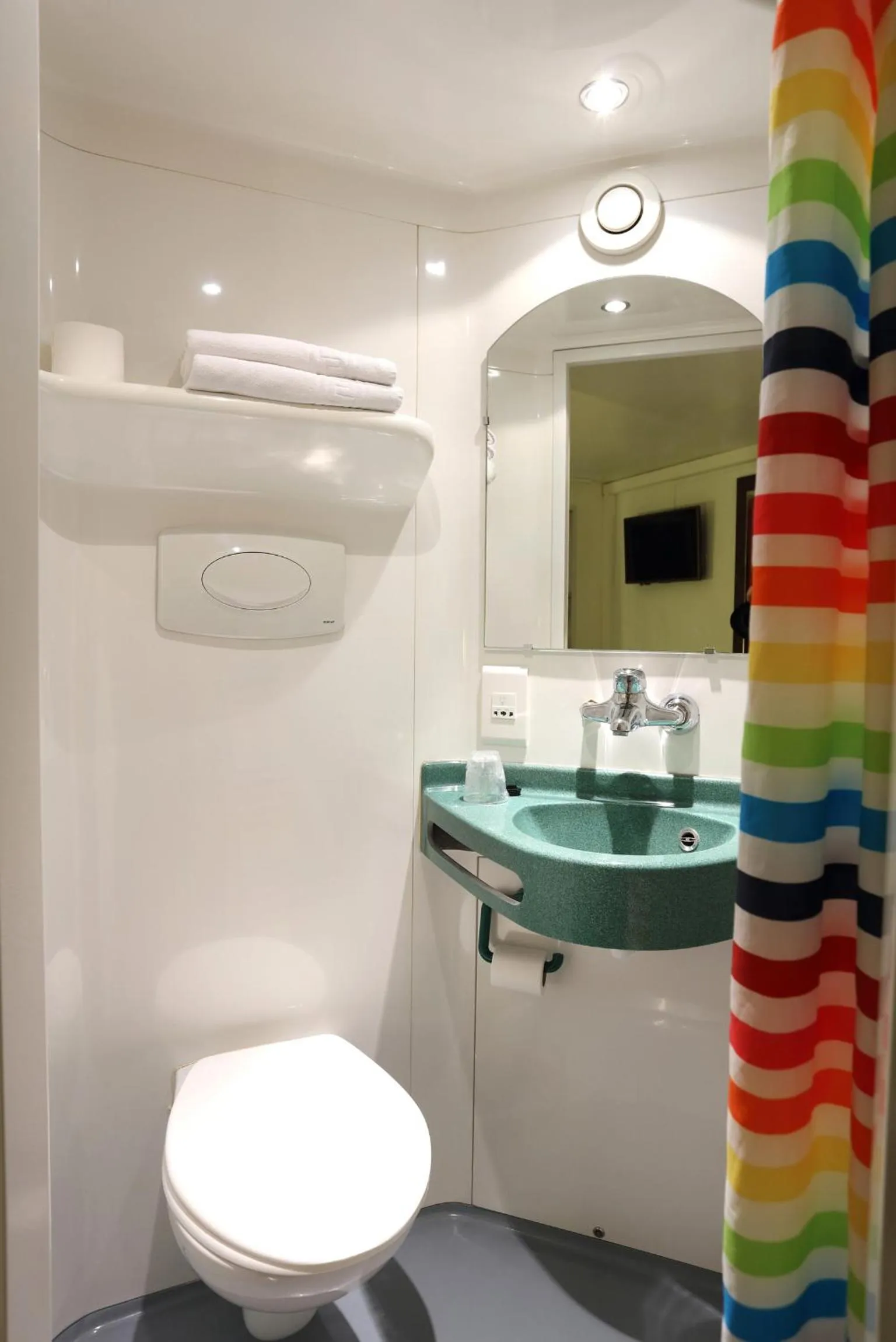 Bathroom in Brit Hotel Essentiel REIMS Taissy