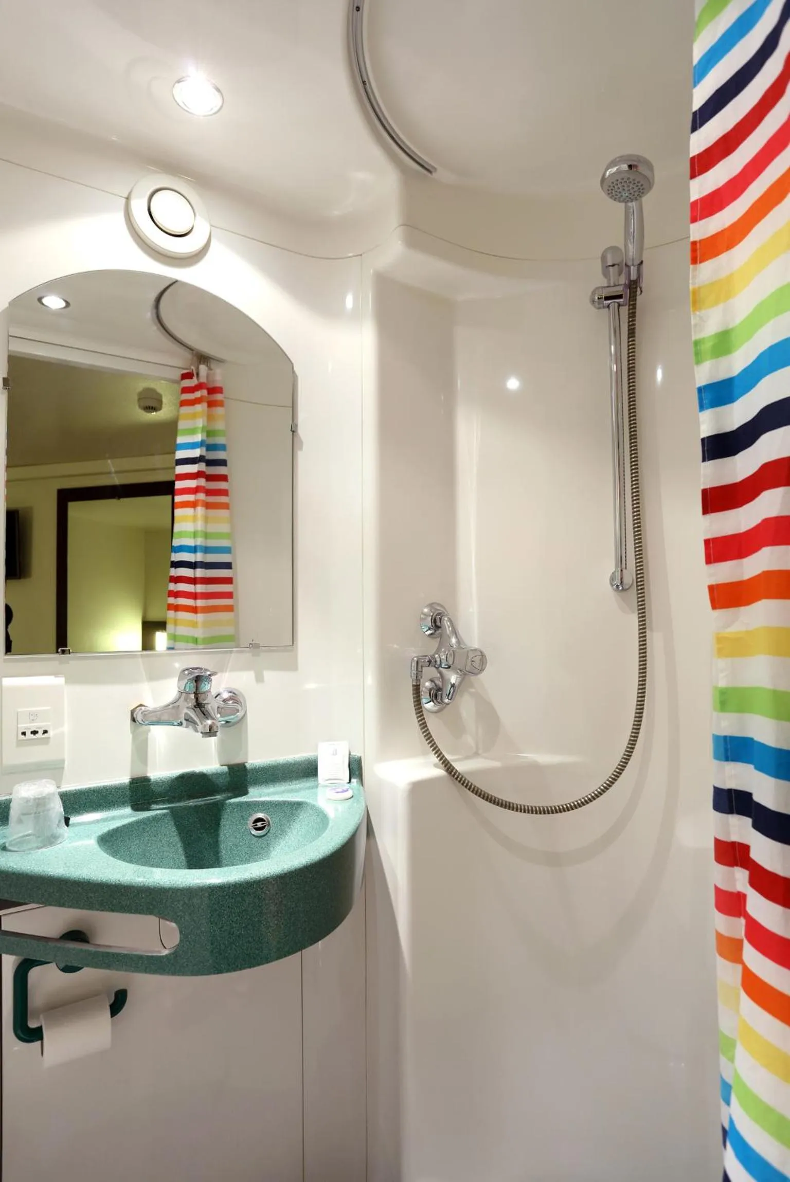 Shower in Brit Hotel Essentiel REIMS Taissy