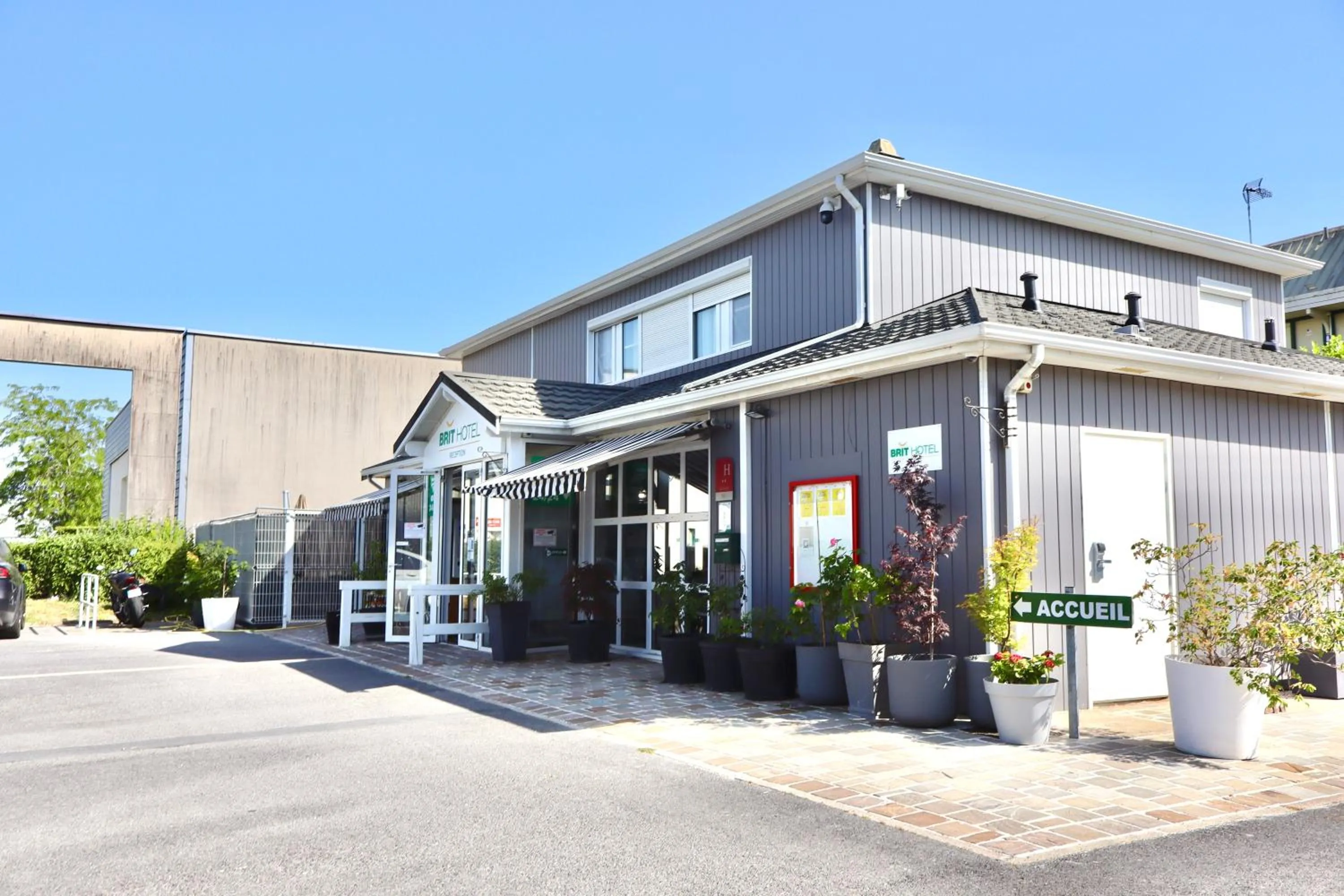 Facade/entrance in Brit Hotel Essentiel REIMS Taissy