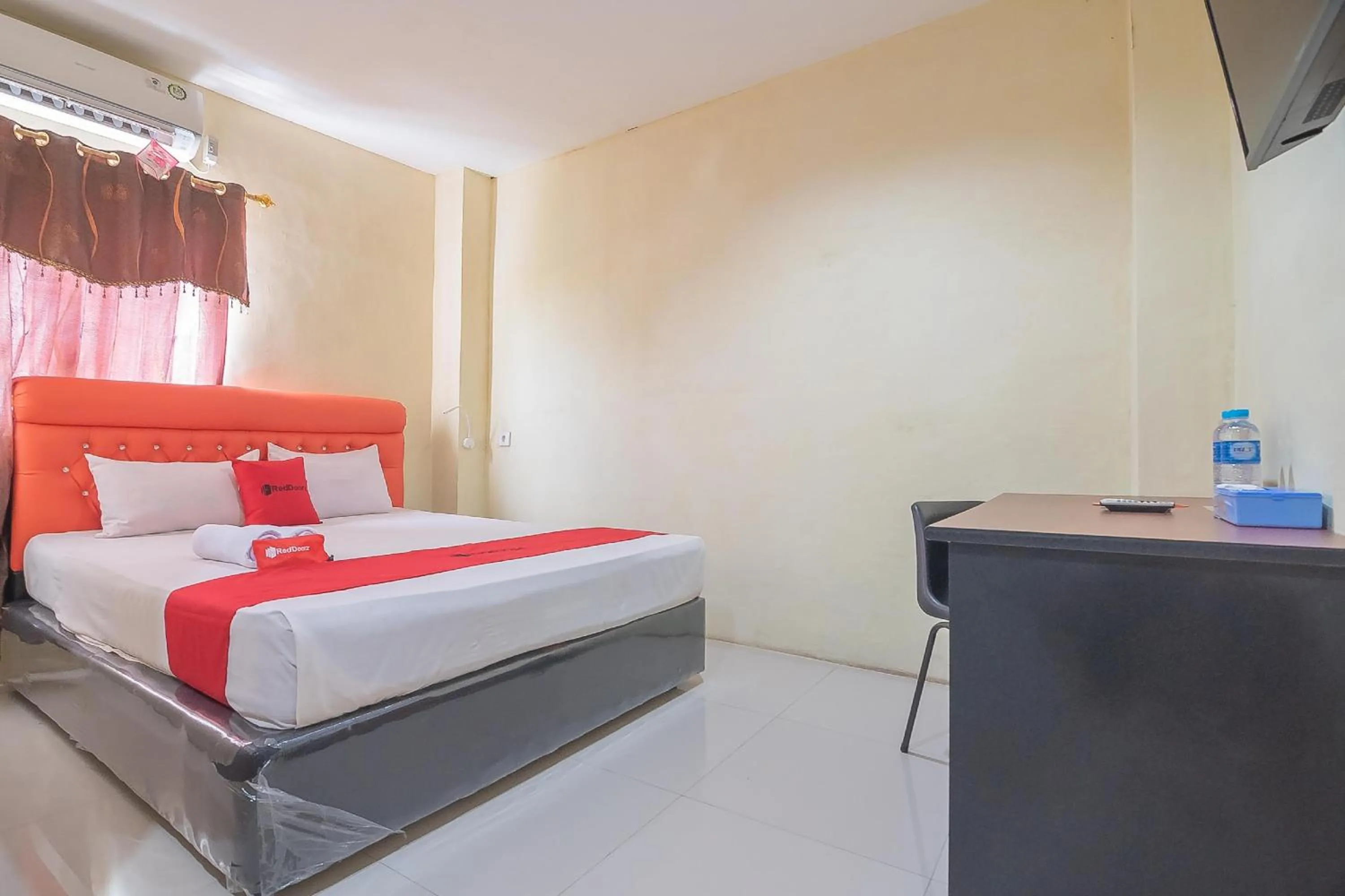 Bedroom, Bed in RedDoorz Syariah At Jalan cilik Riwut Kapuas