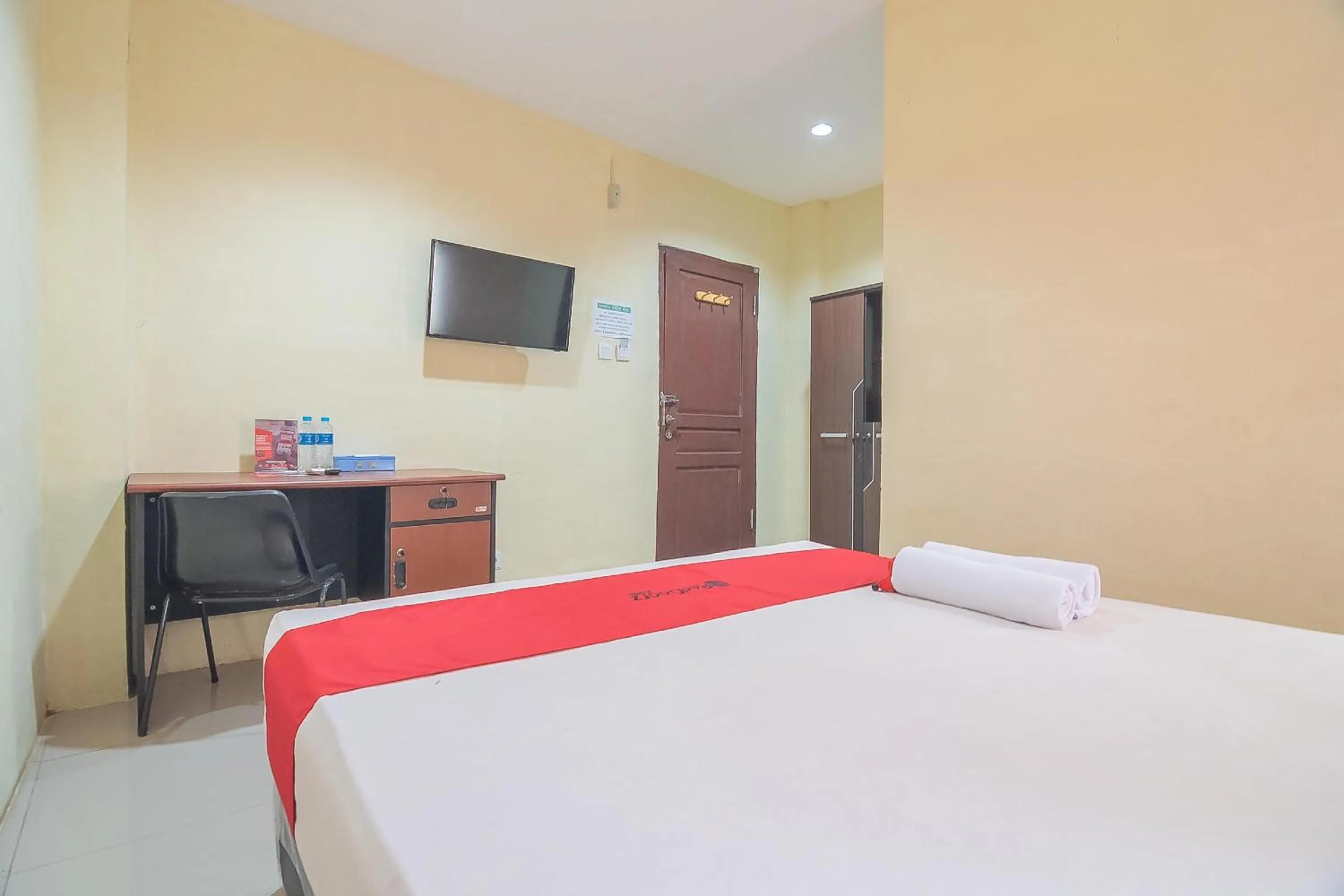 Bedroom, Bed in RedDoorz Syariah At Jalan cilik Riwut Kapuas