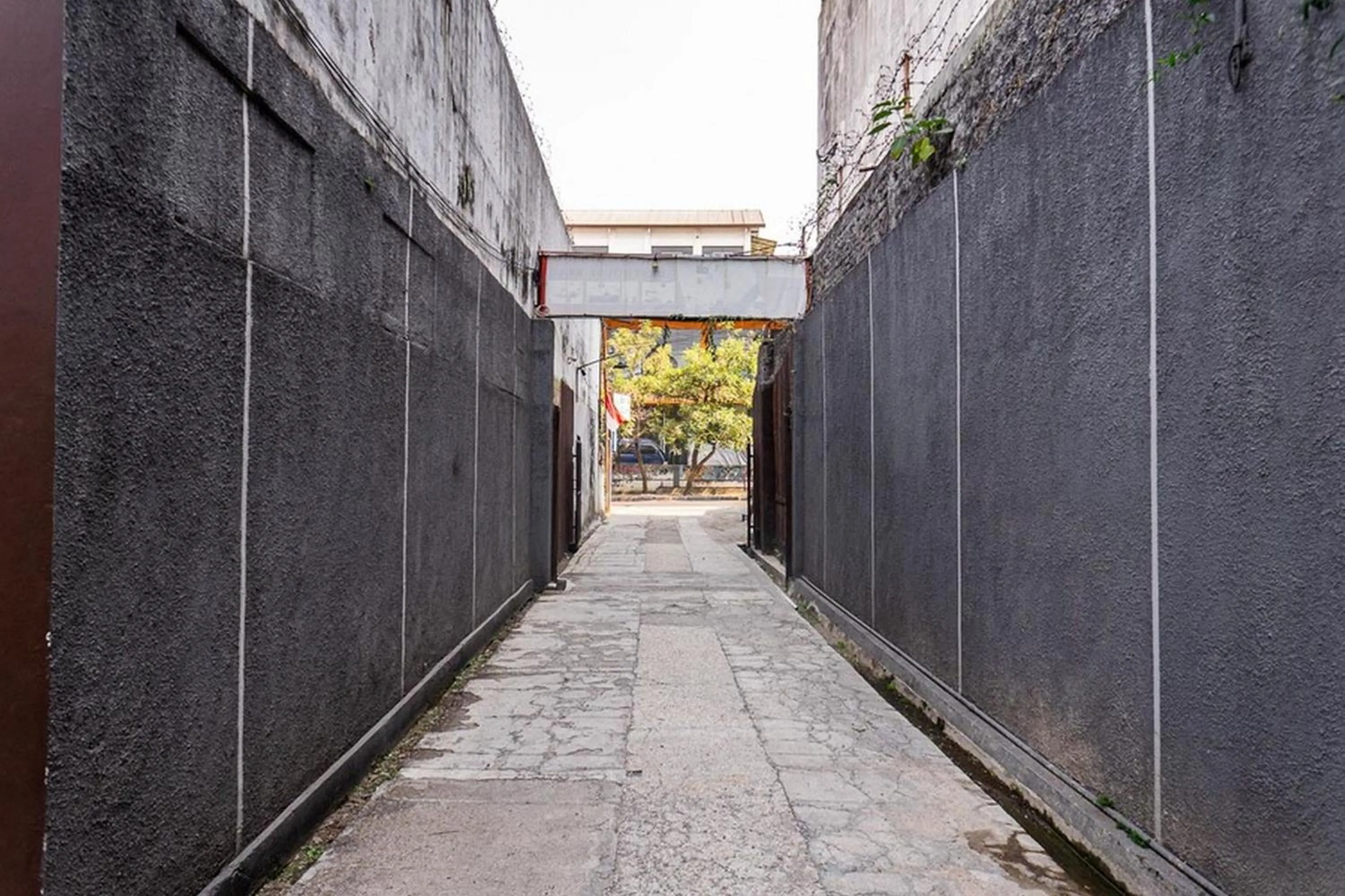 Facade/entrance in RedDoorz near Alun Alun Bandung 2