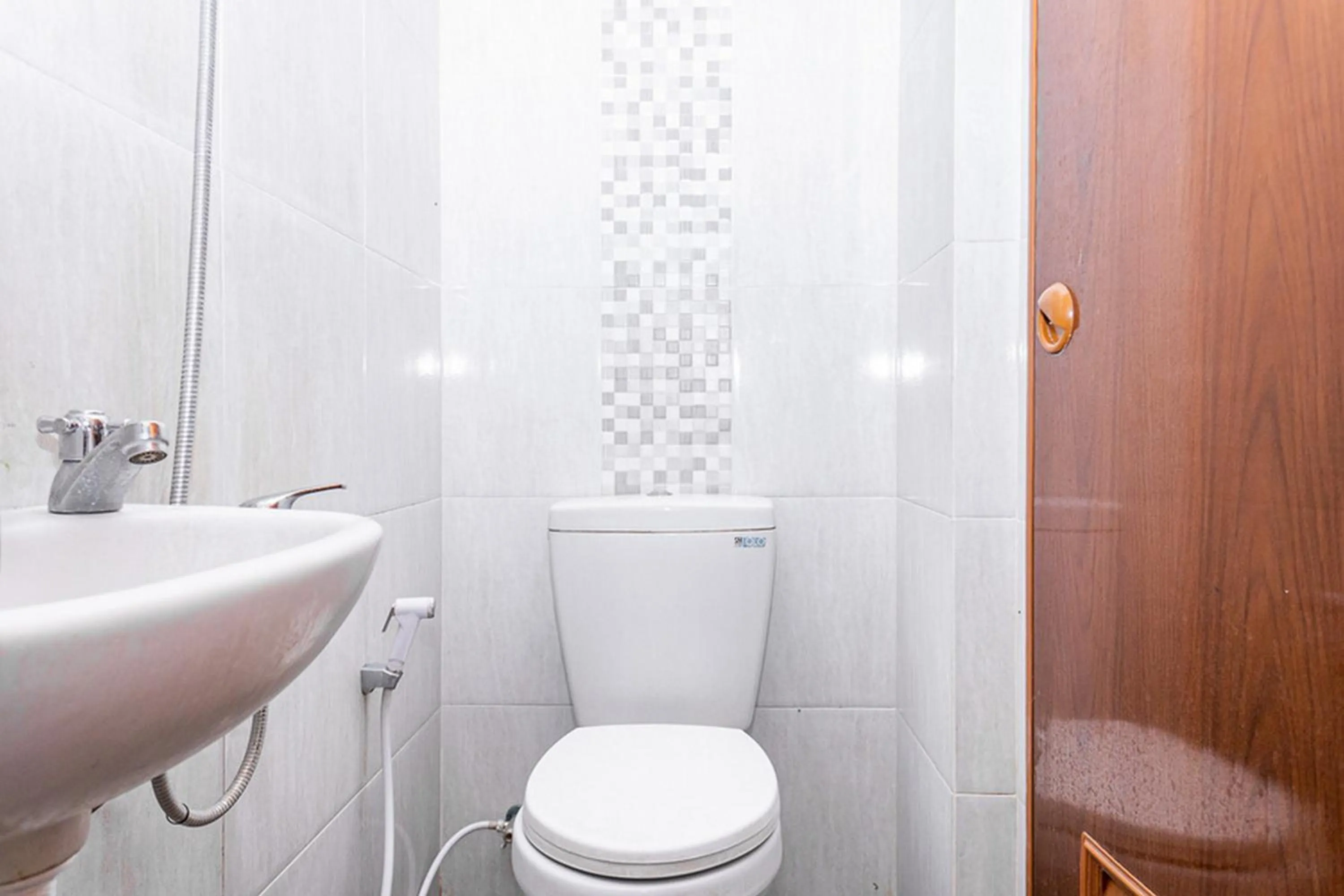 RedDoorz near Alun Alun Bandung 2