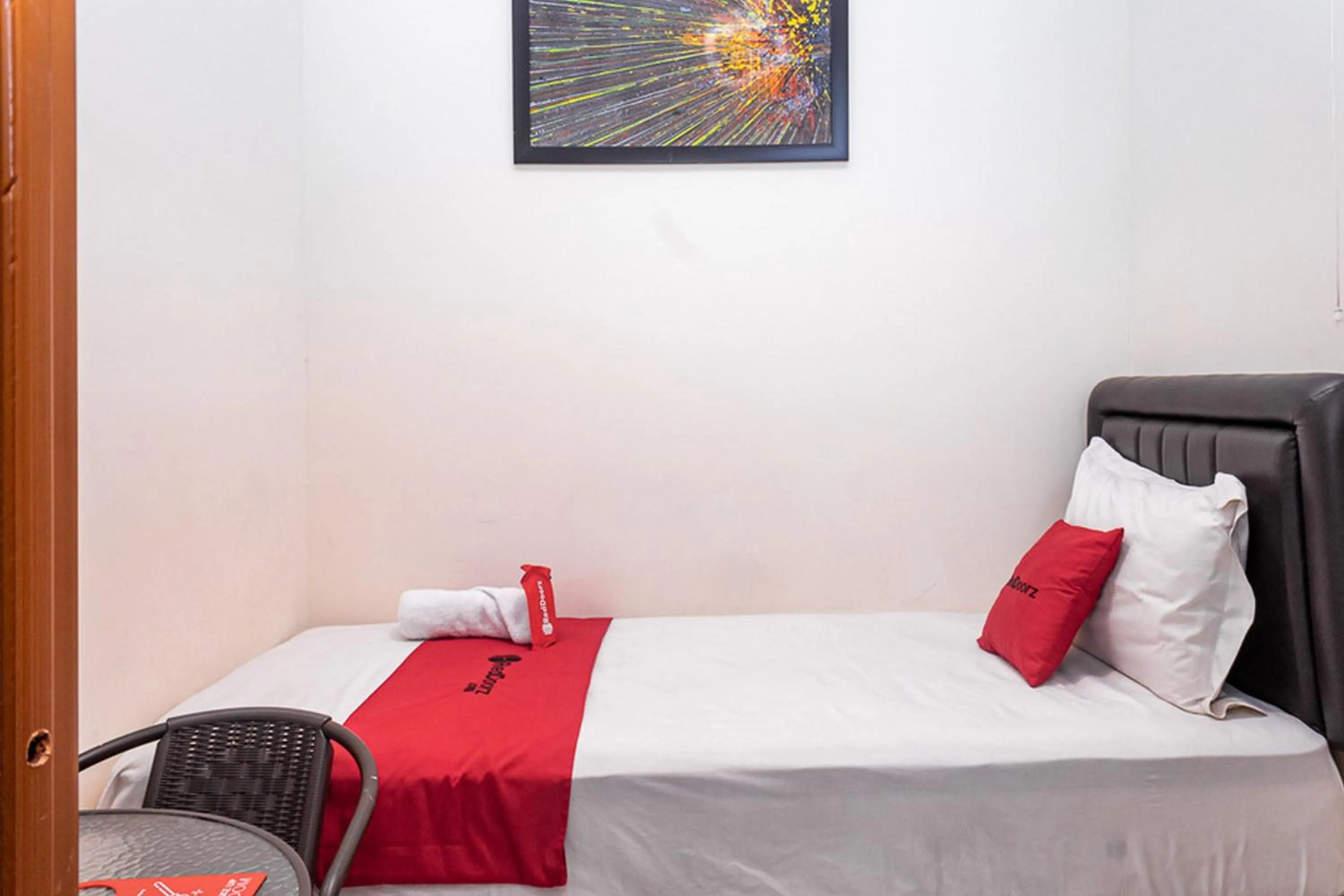 Bed in RedDoorz near Alun Alun Bandung 2