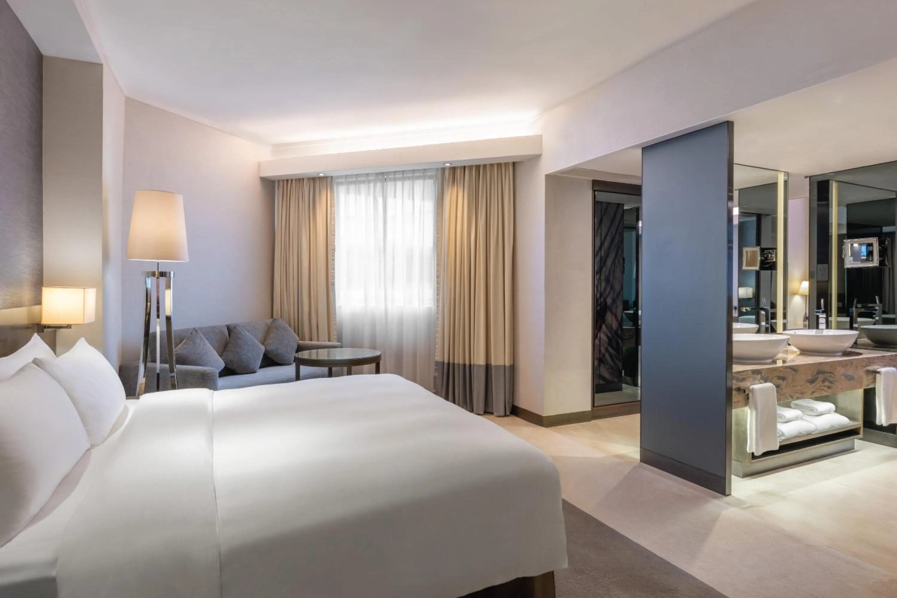 Bedroom, Bed in Gateway Hotel, Marco Polo