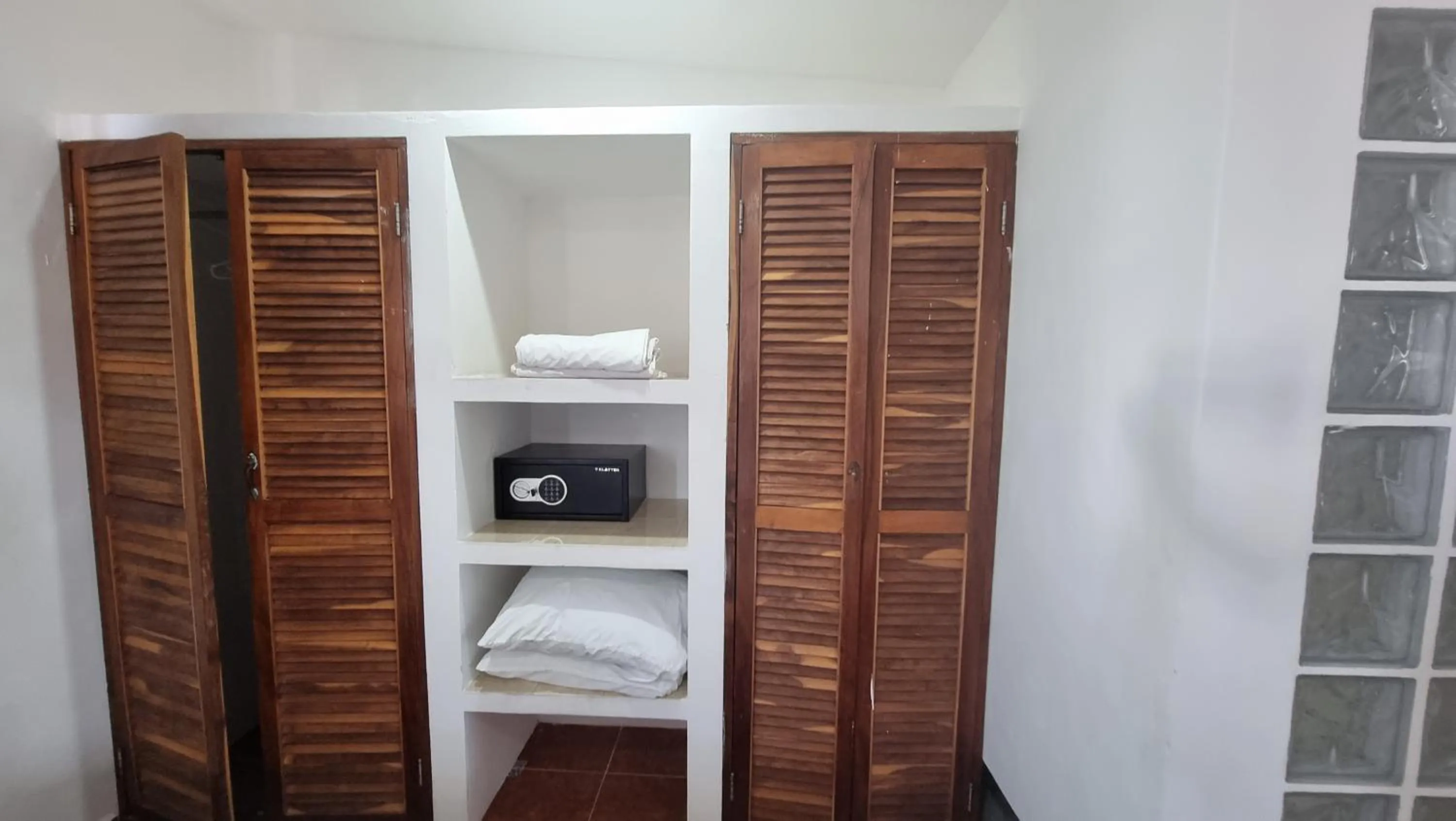 Communal lounge/ TV room in A una calle del ado 5ta avenida