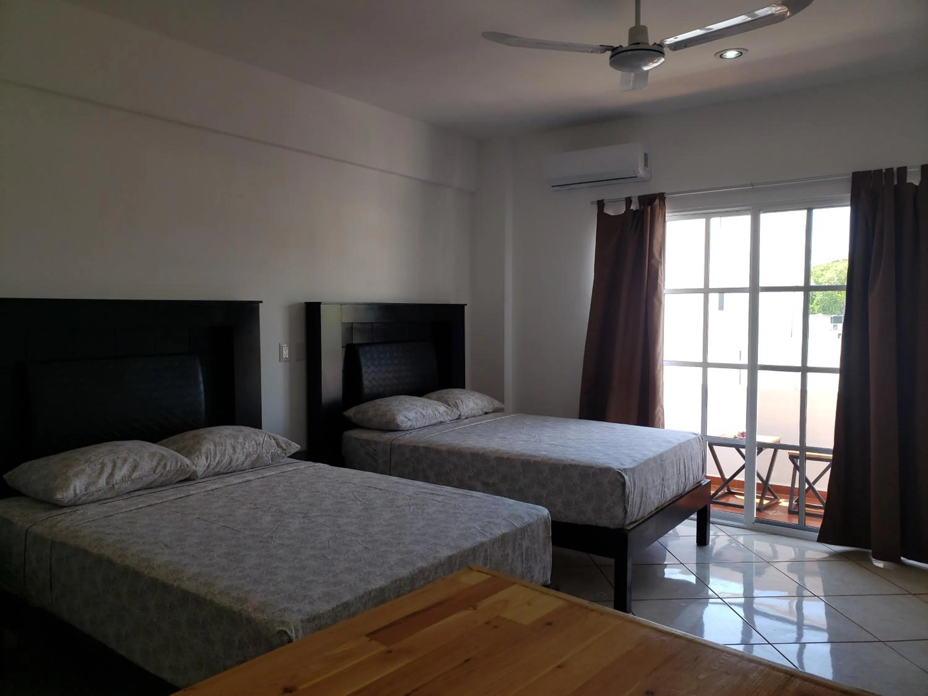 Photo of the whole room, Bed in A una calle del ado 5ta avenida