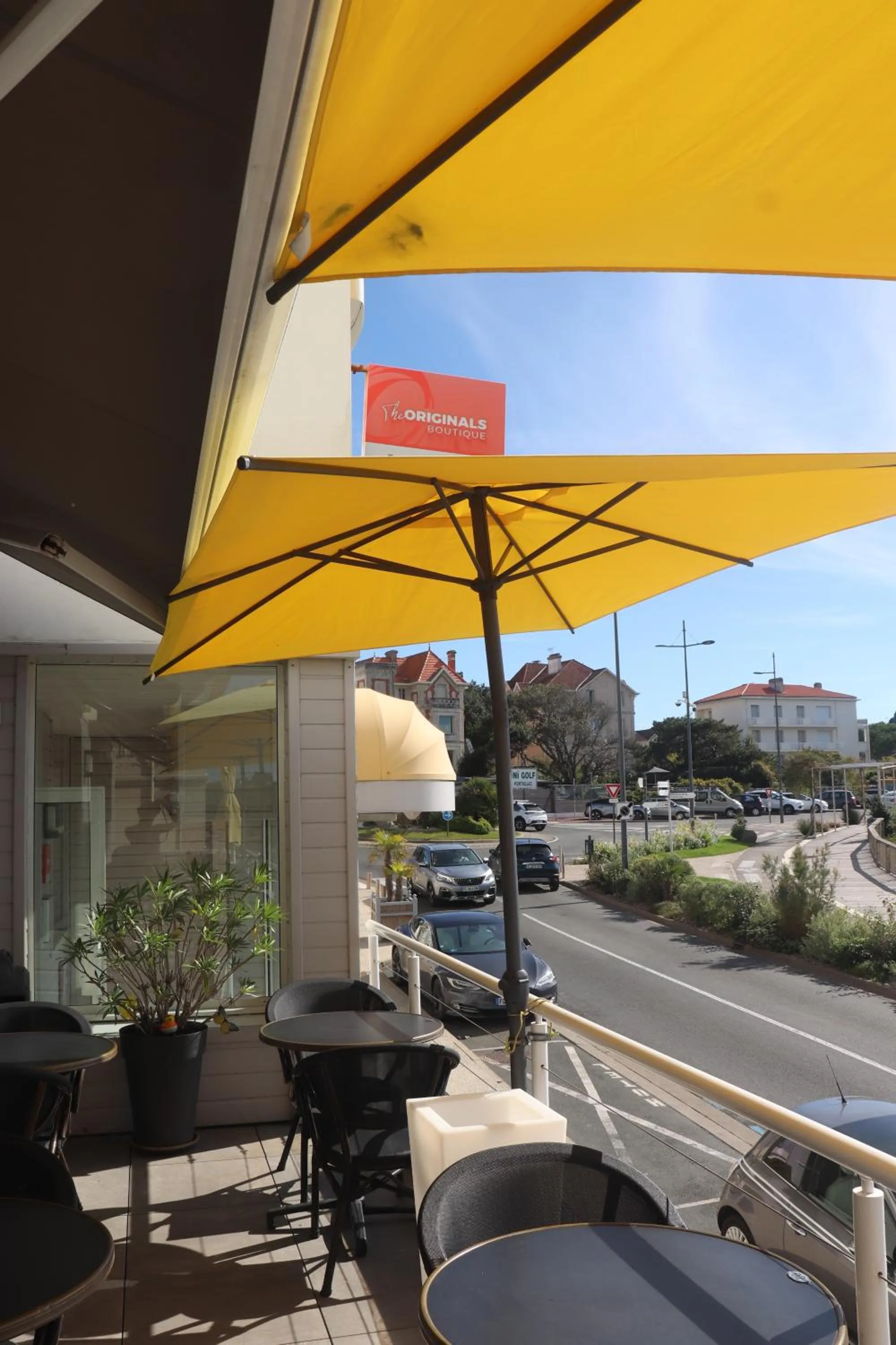 Patio in Hôtel The Originals Miramar, Royan Pontaillac
