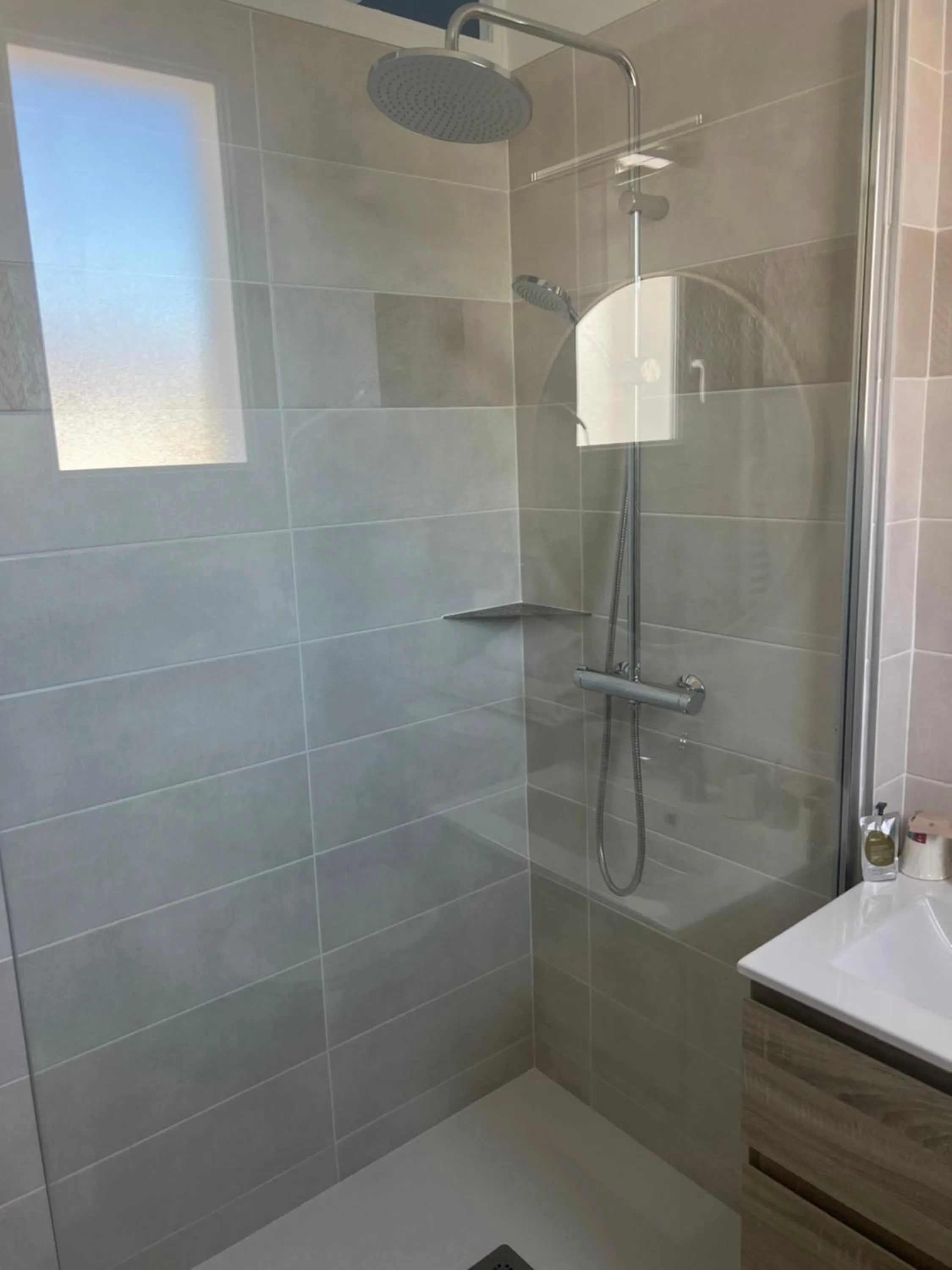 Shower in Hôtel The Originals Miramar, Royan Pontaillac