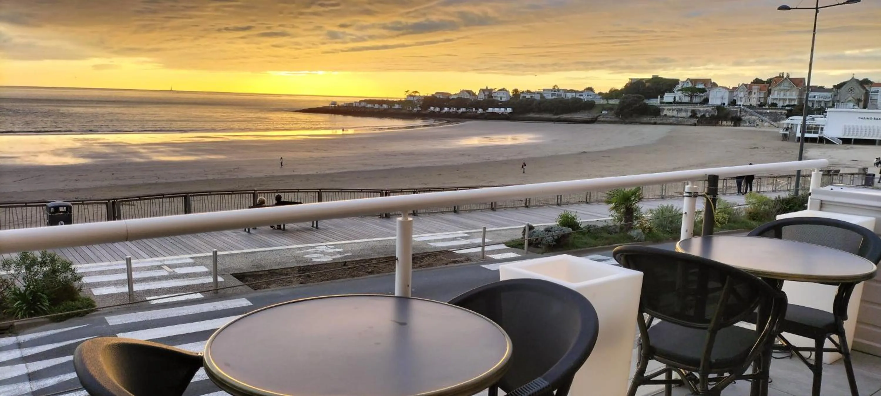 Lounge or bar in Hôtel The Originals Miramar, Royan Pontaillac