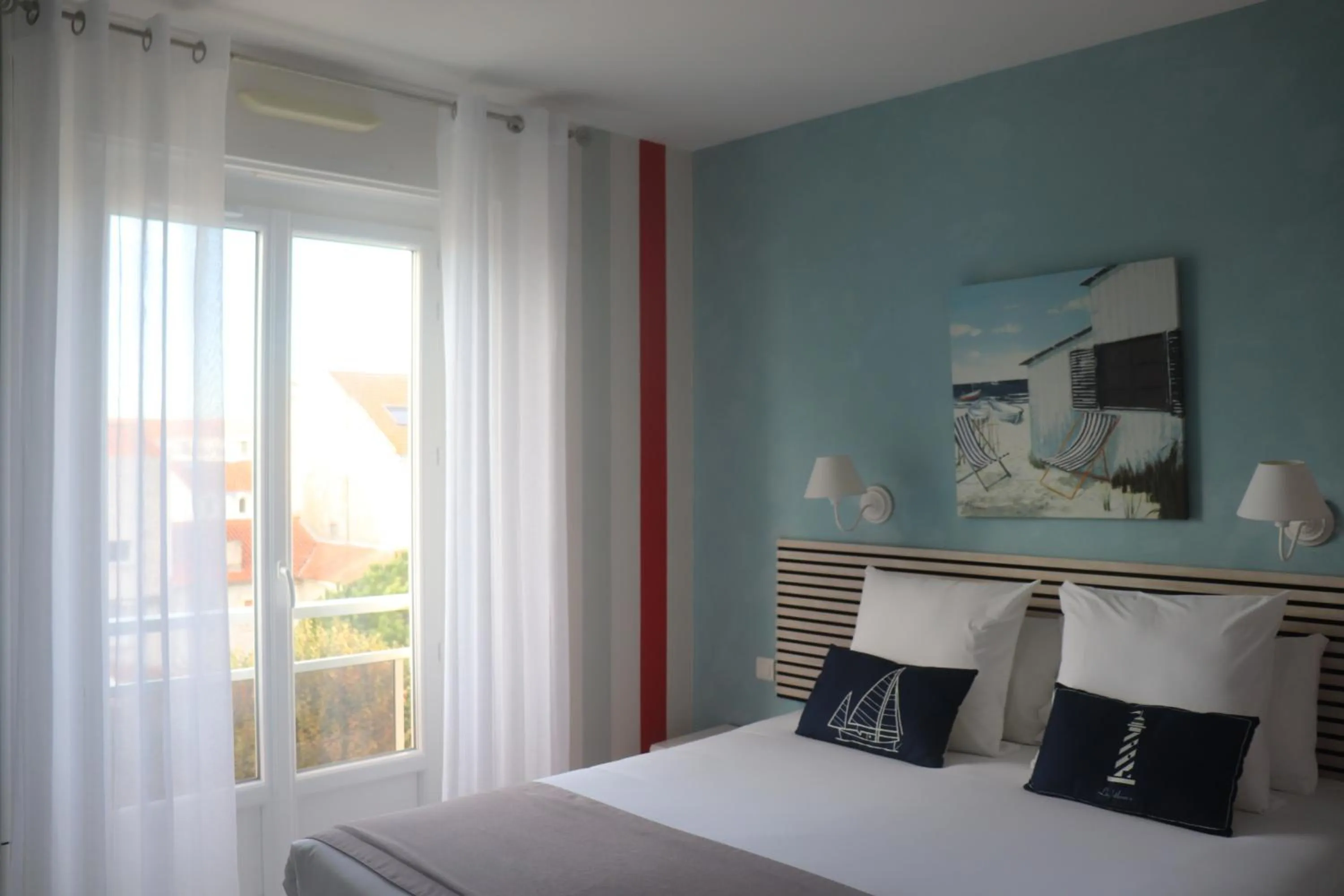 Bedroom, Bed in Hôtel The Originals Miramar, Royan Pontaillac