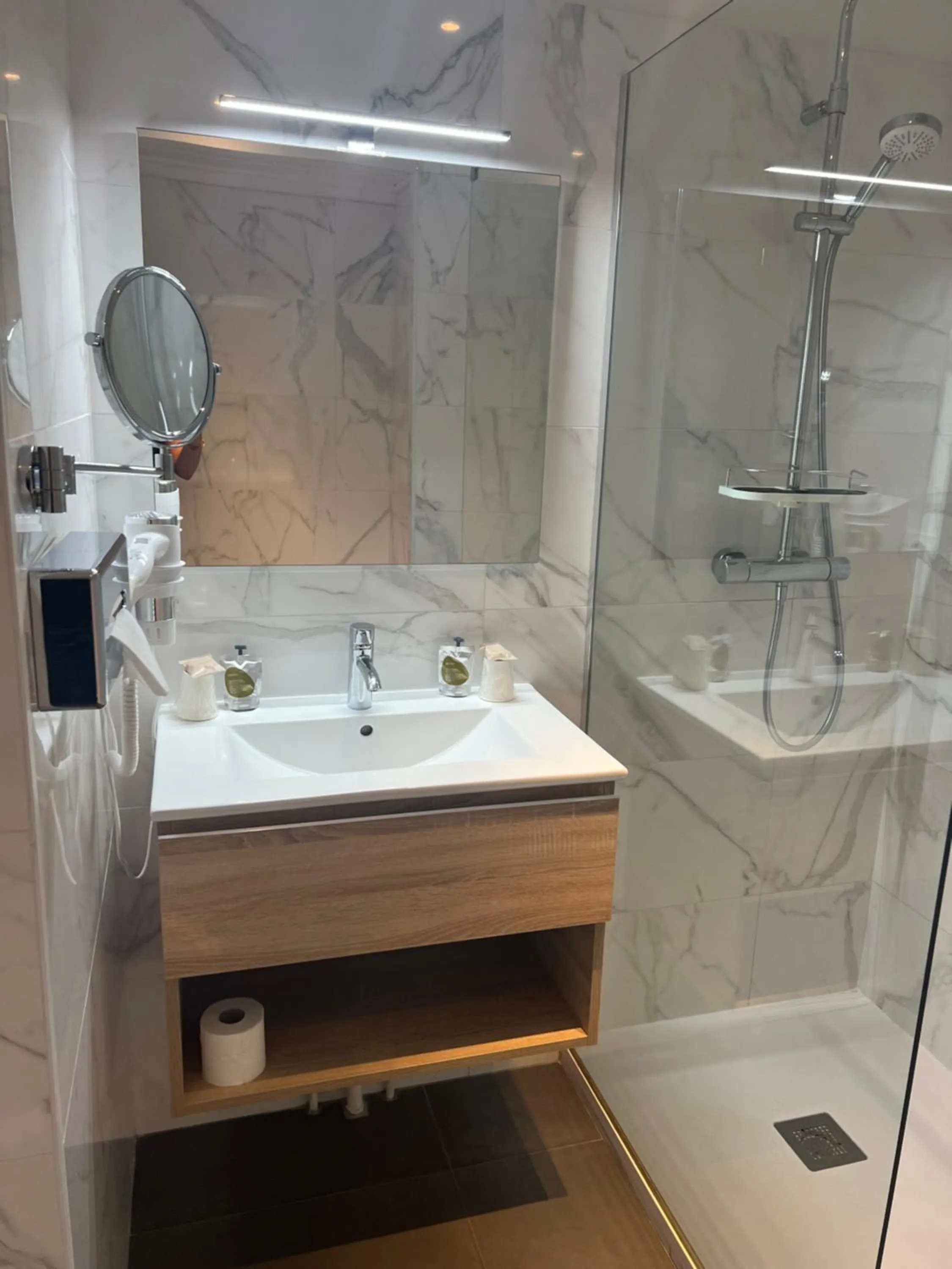 Bathroom in Hôtel The Originals Miramar, Royan Pontaillac