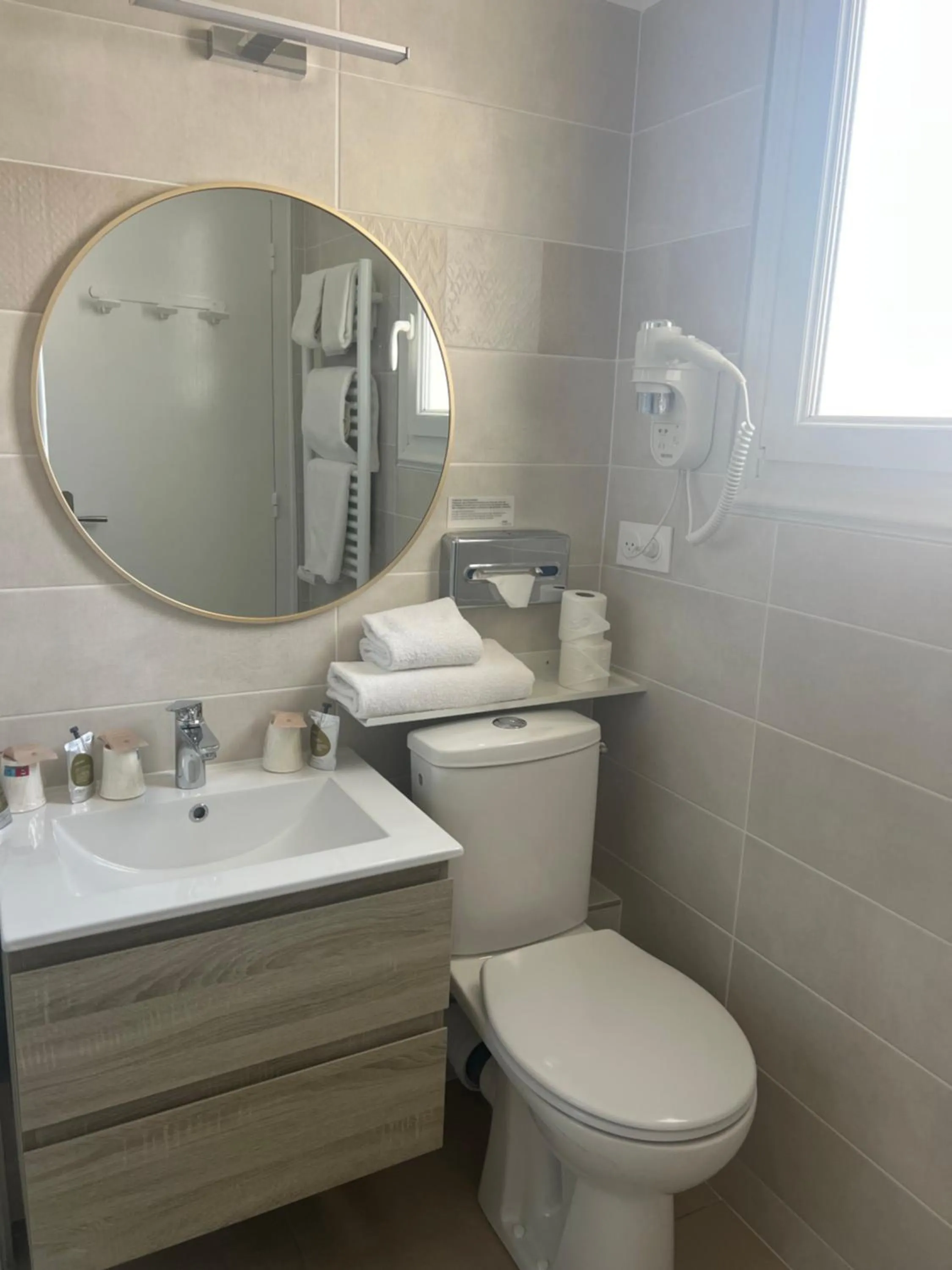 Bathroom in Hôtel The Originals Miramar, Royan Pontaillac