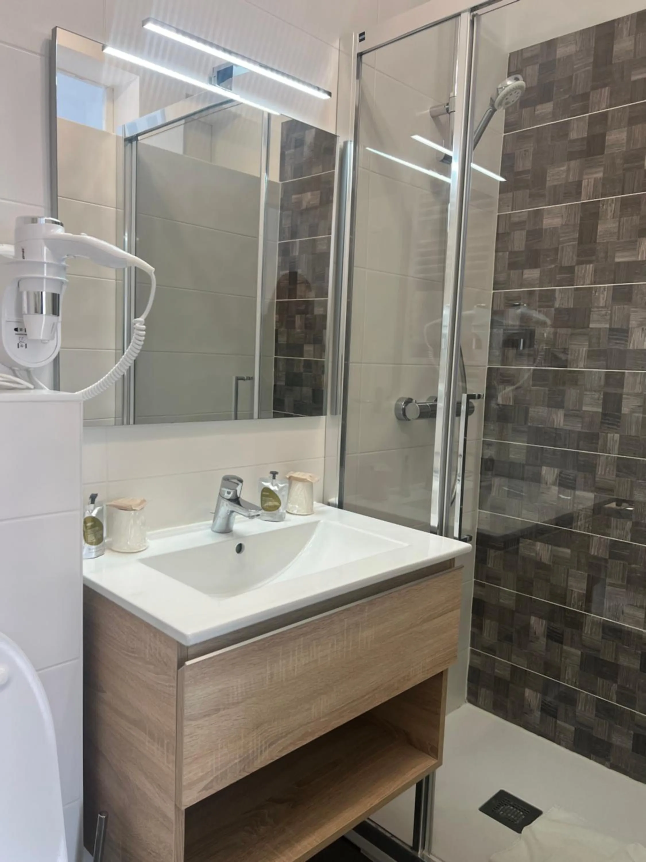 Bathroom in Hôtel The Originals Miramar, Royan Pontaillac