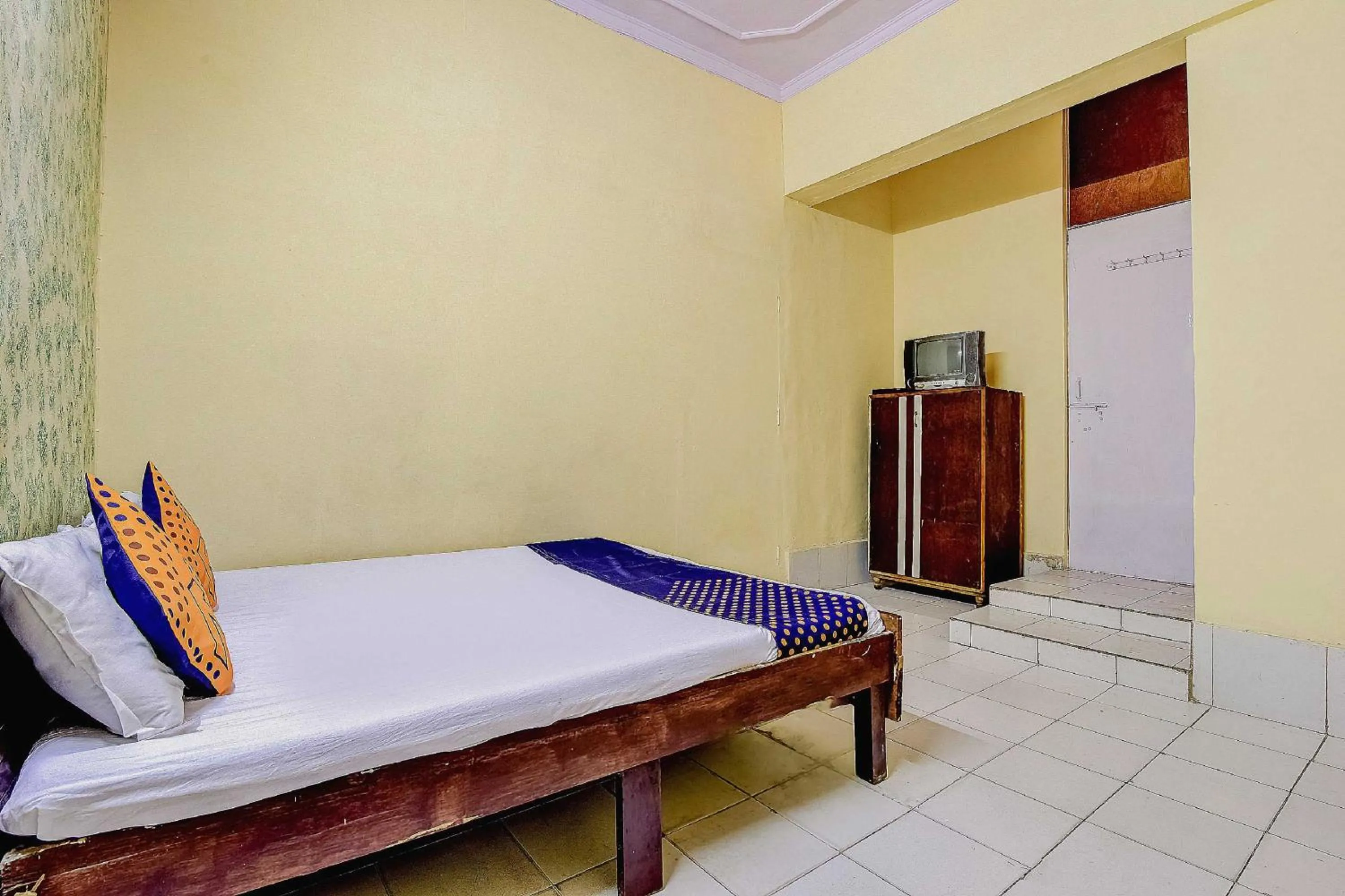 Bedroom, Bed in Spot On Swagat Palace