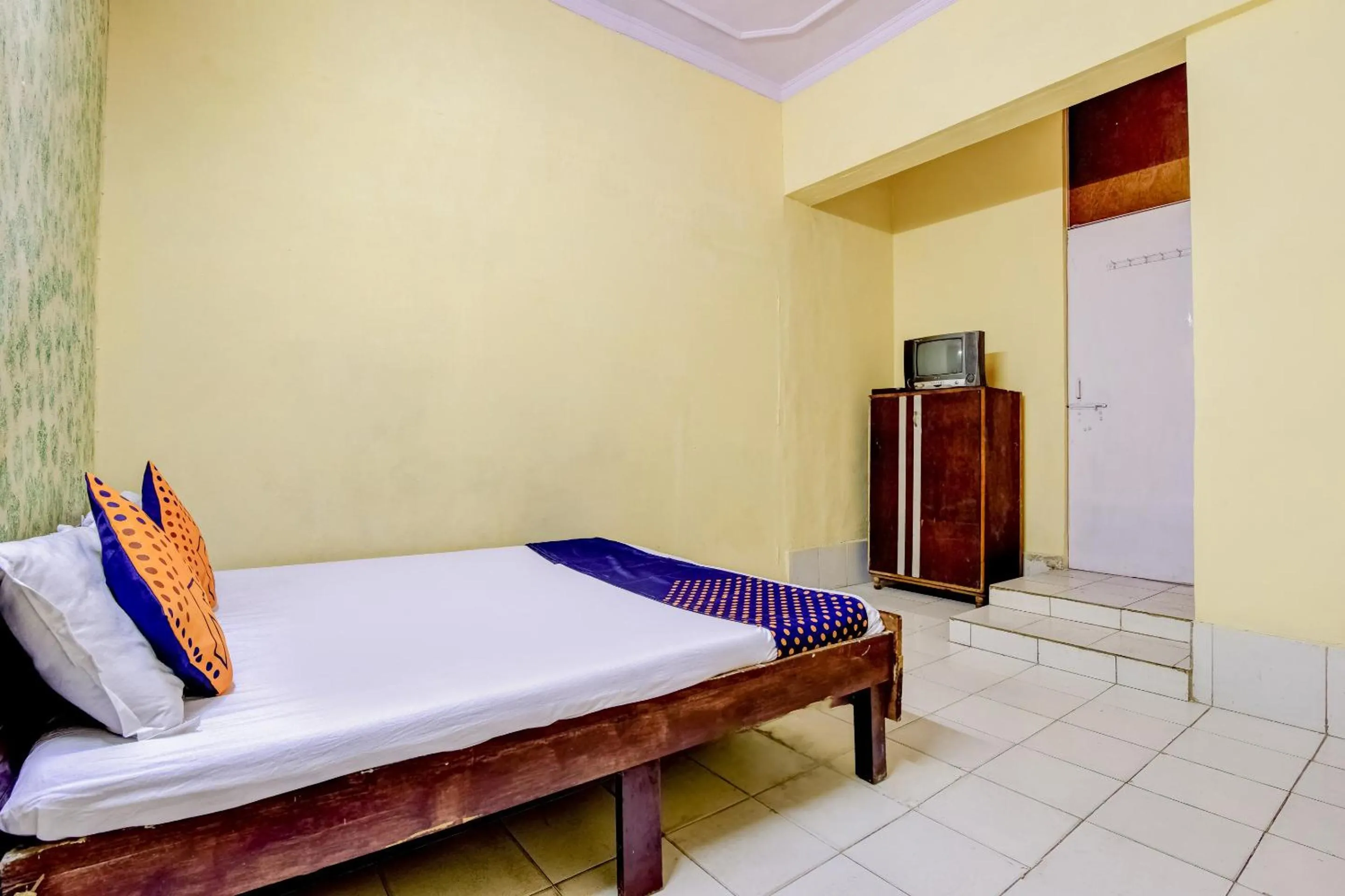 Bedroom, Bed in Spot On Swagat Palace