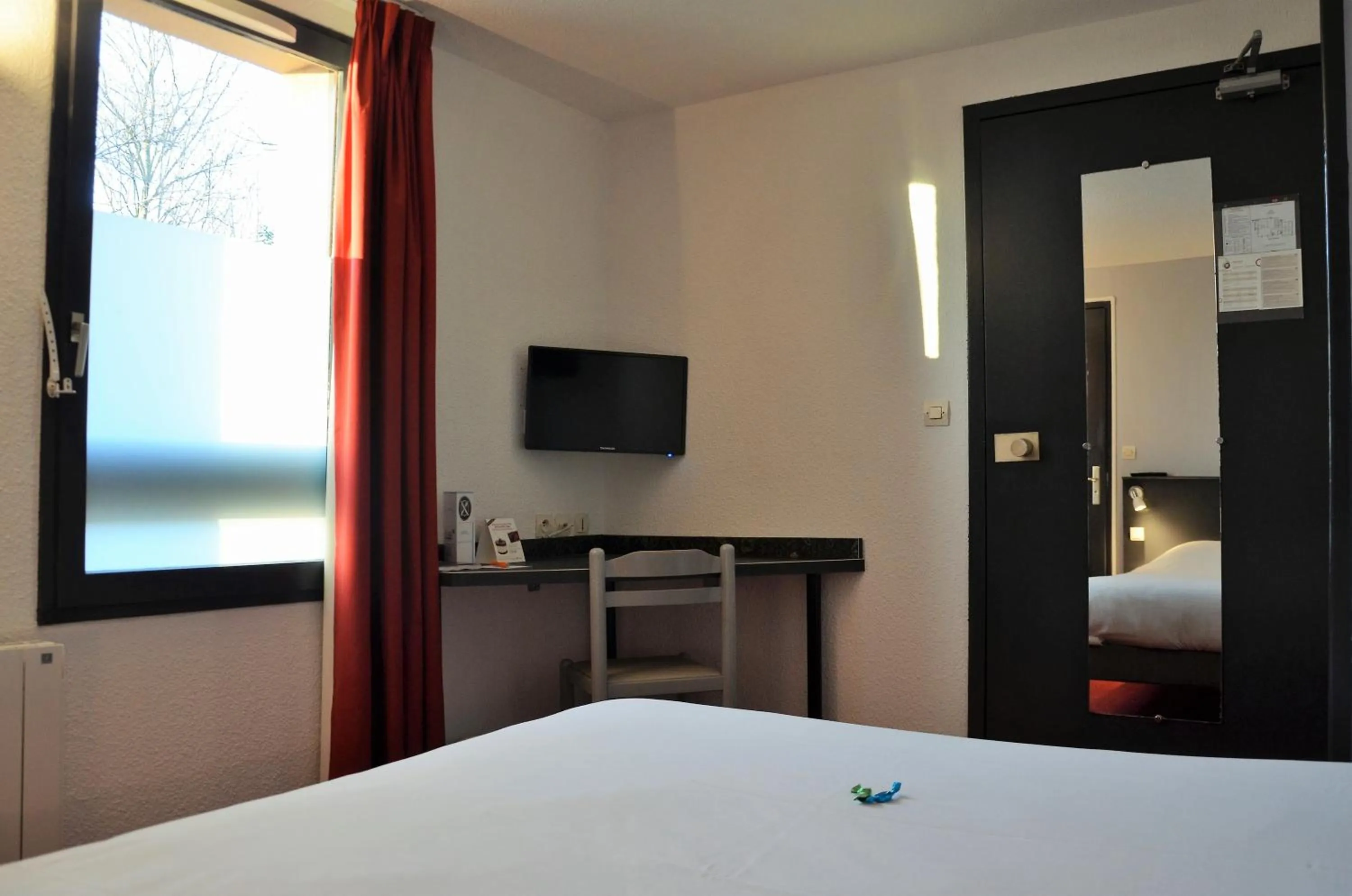 Photo of the whole room, Bed in The Originals City, Hôtel Amys, Tarbes Sud