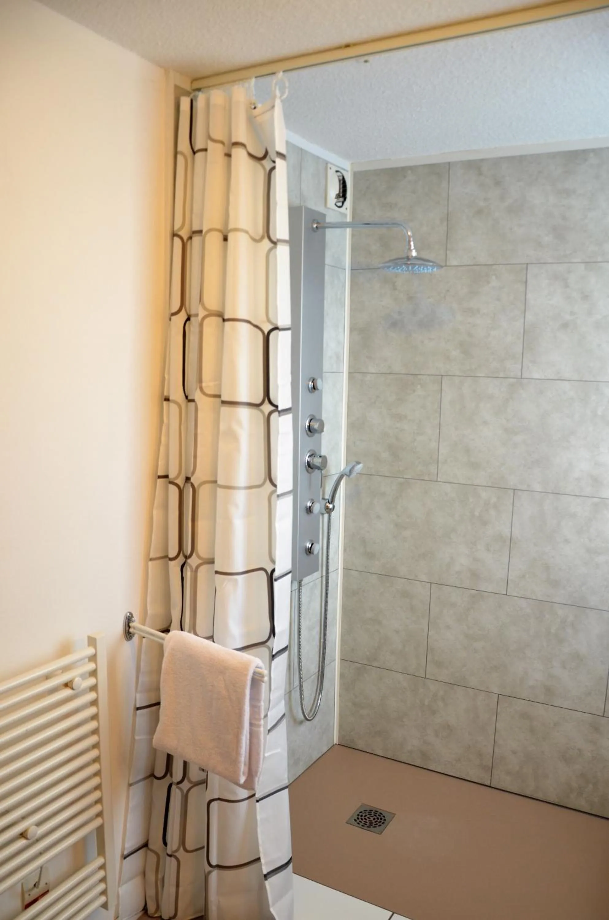 Shower in The Originals City, Hôtel Amys, Tarbes Sud
