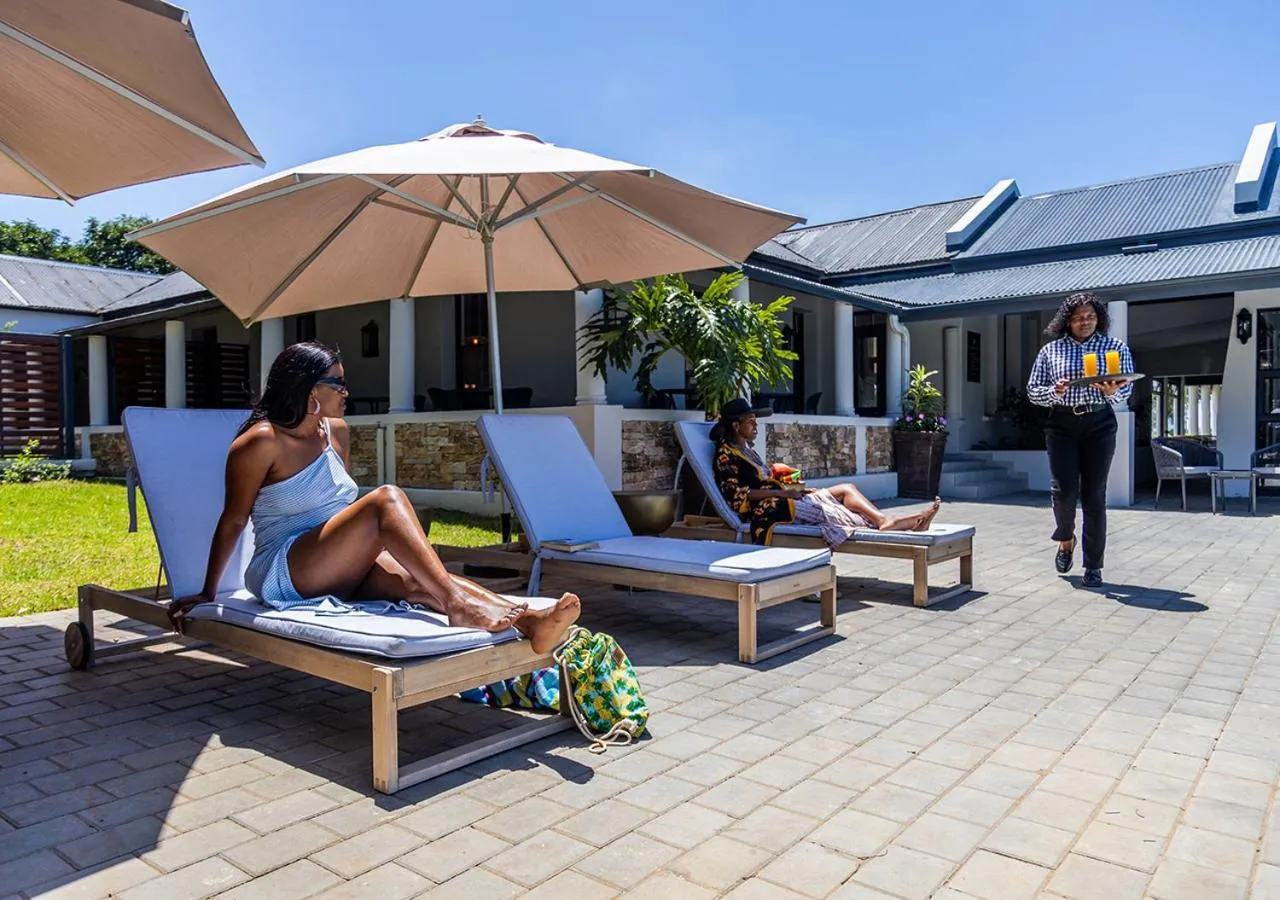 Swimming pool in Hotel Olivewood