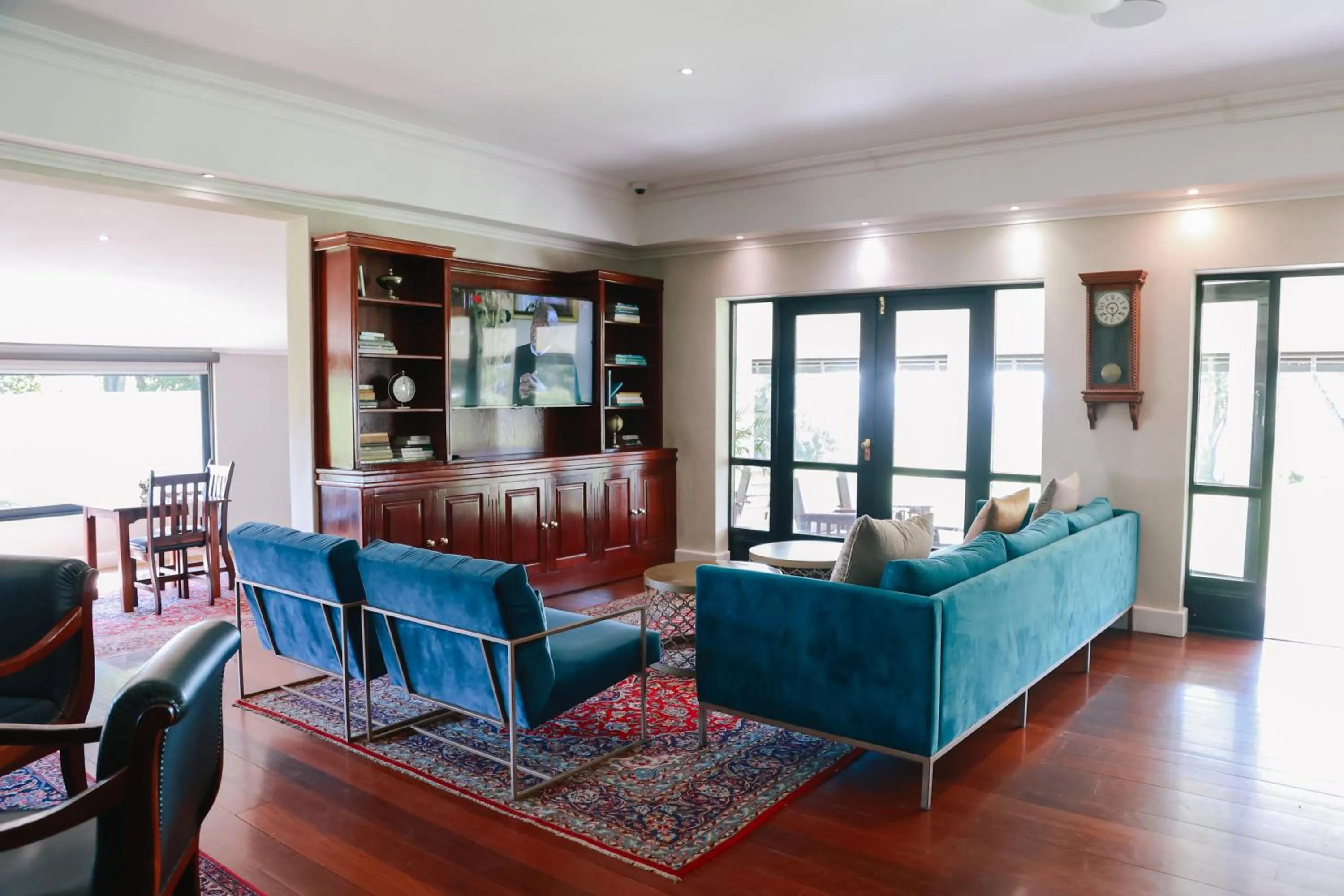 Restaurant/places to eat in Hotel Olivewood