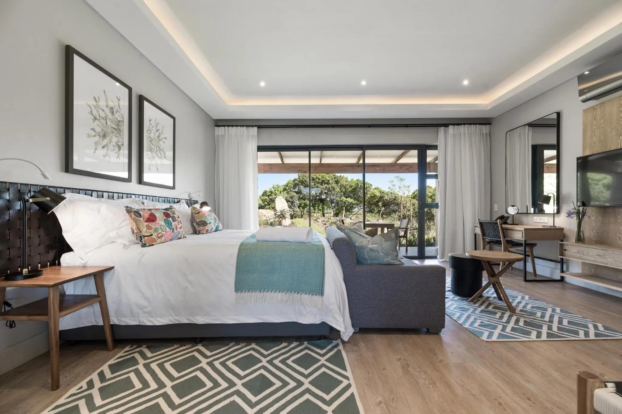 Patio, Bed in Hotel Olivewood