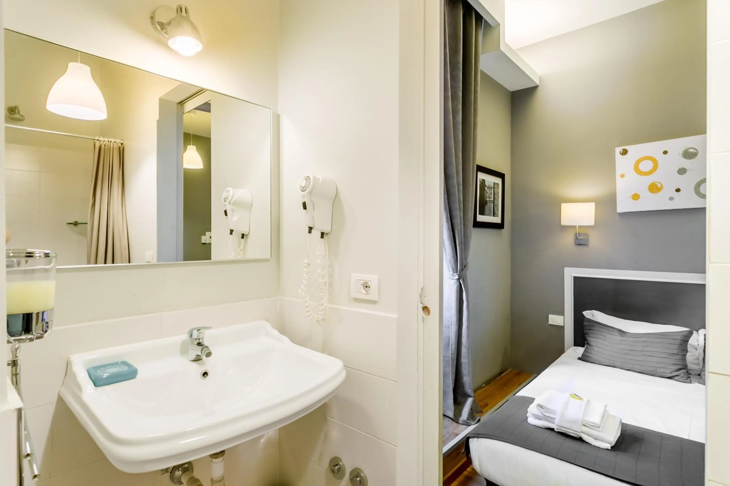 Bathroom, Bed in AmoRoma Suite