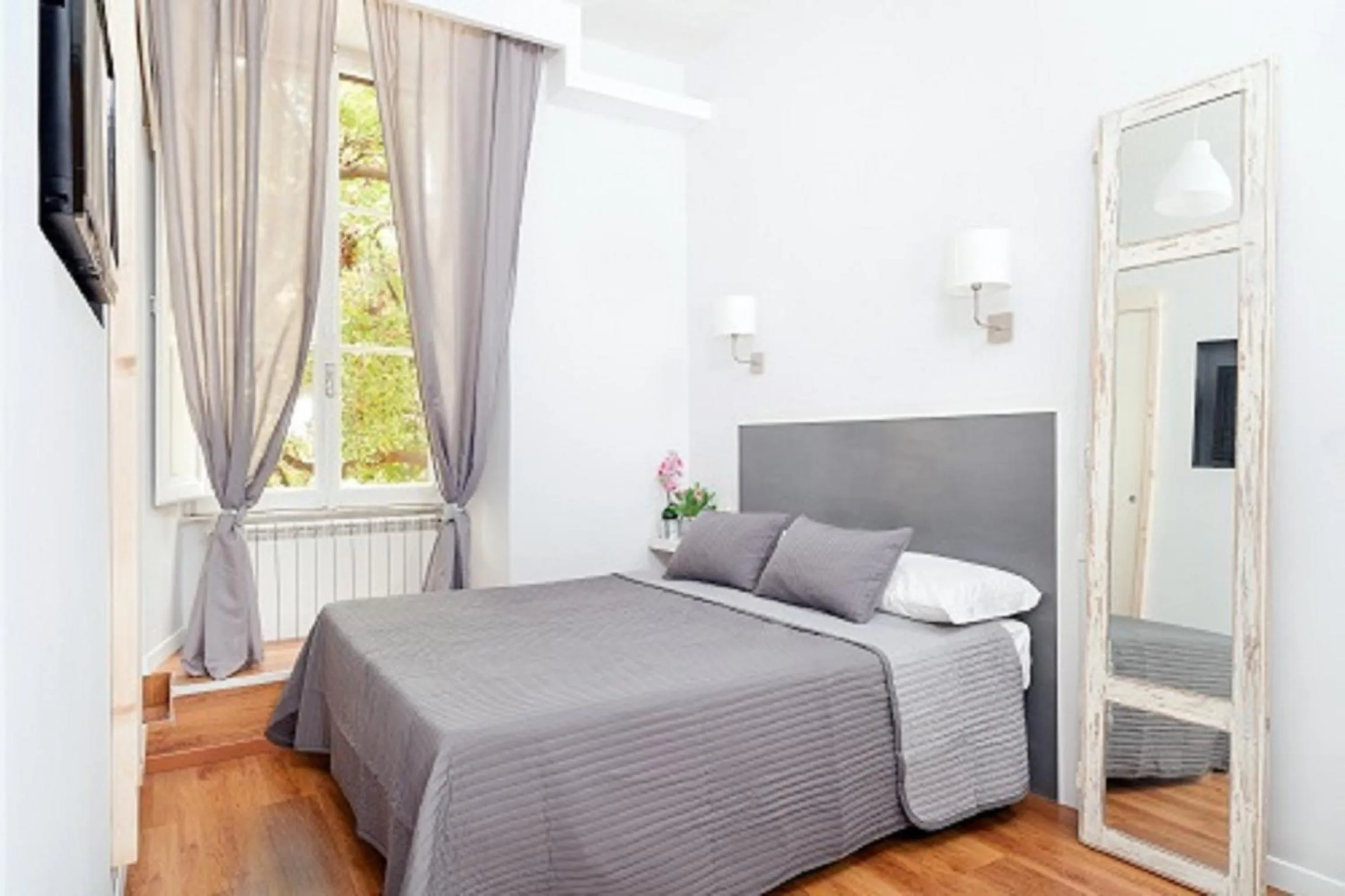 Photo of the whole room, Bed in AmoRoma Suite