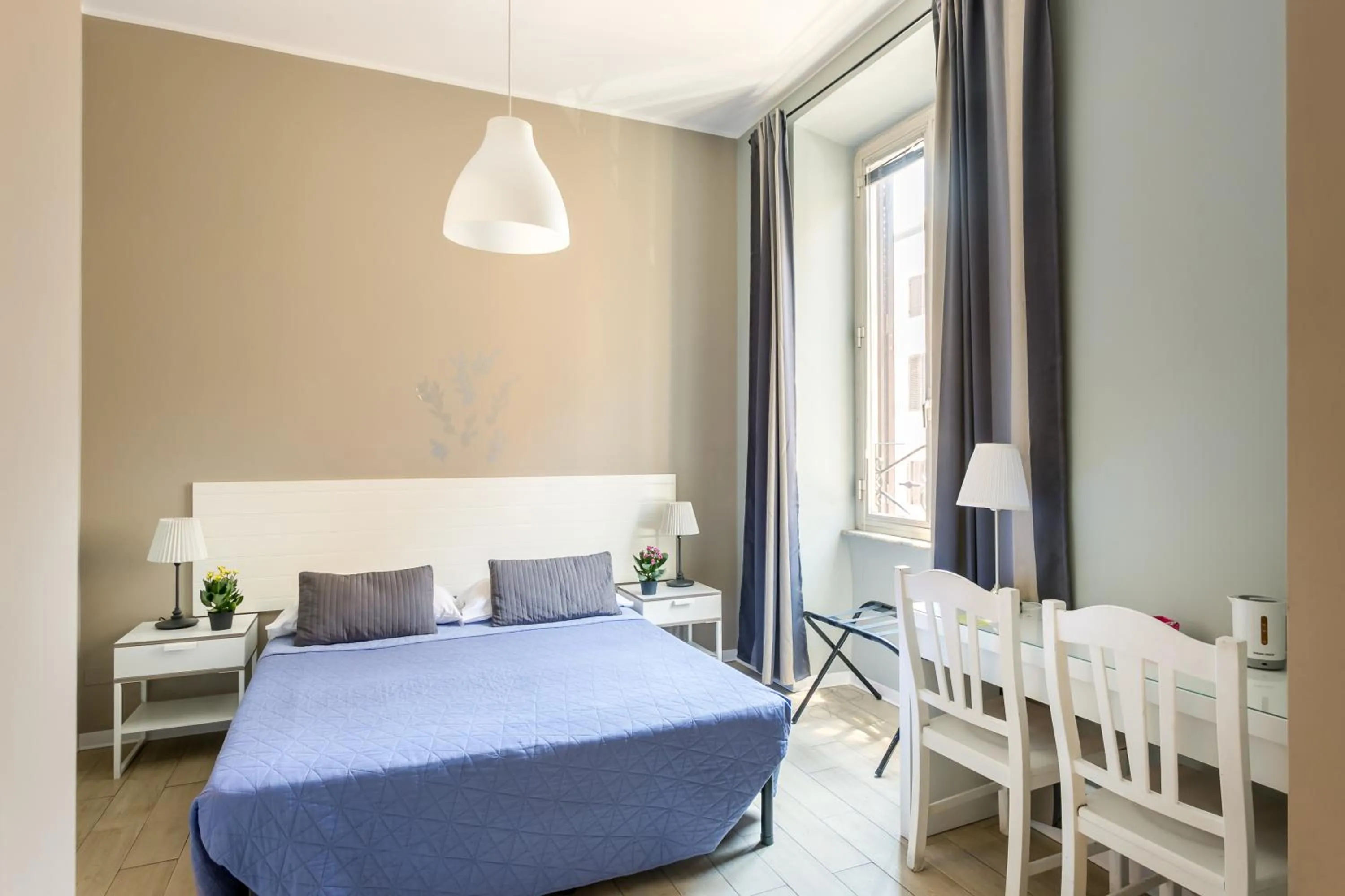 Photo of the whole room, Bed in AmoRoma Suite