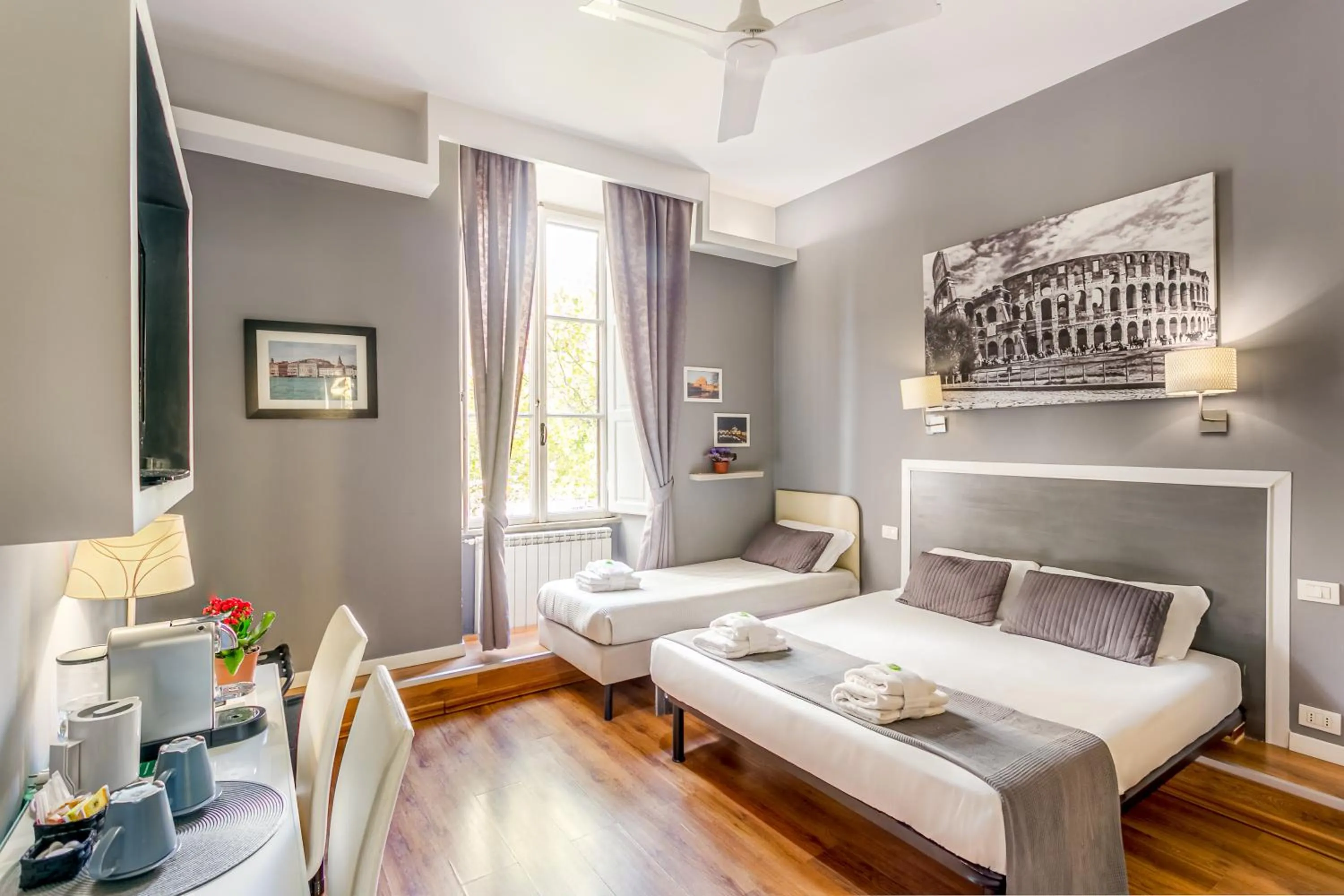 Living room, Bed in AmoRoma Suite