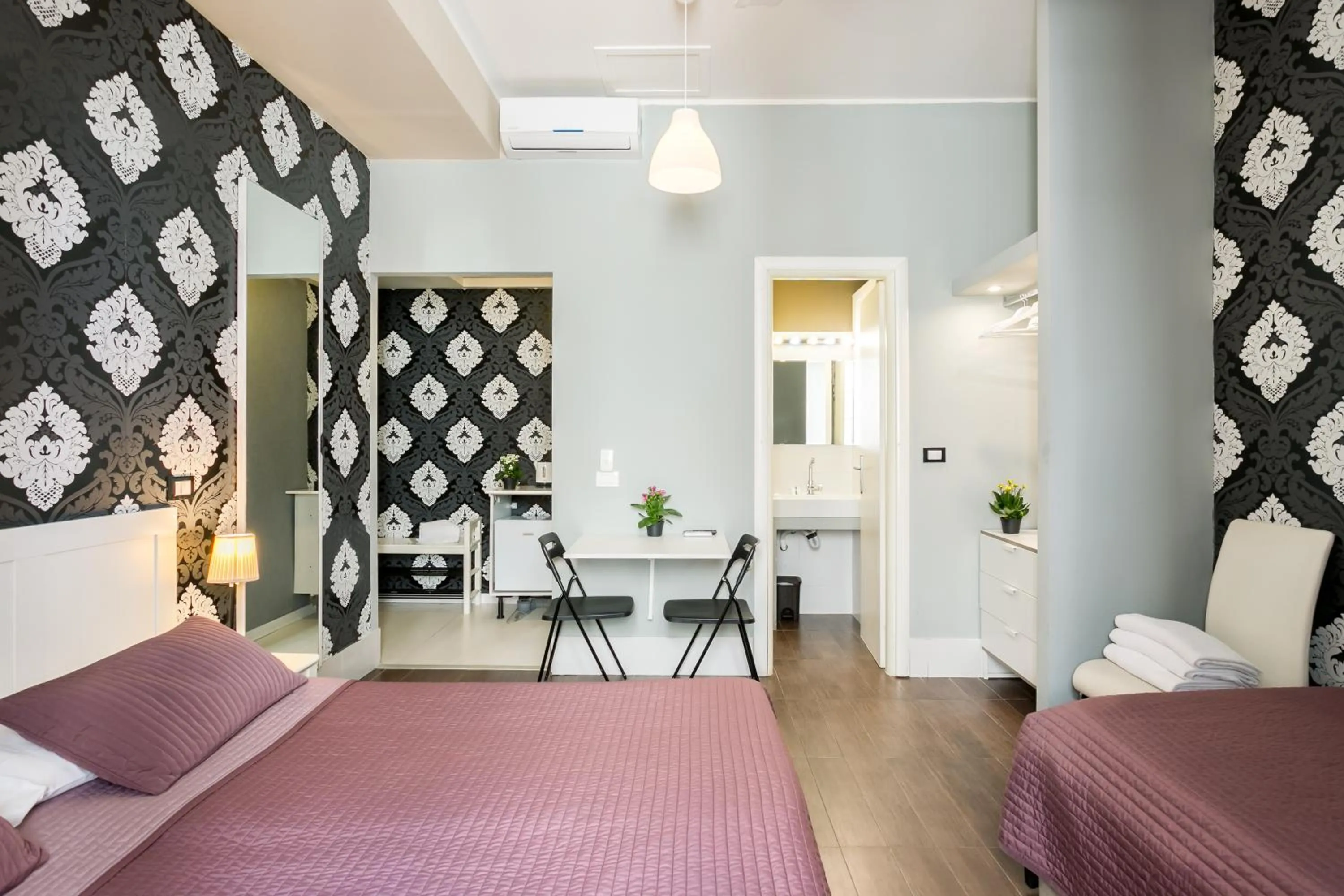 Photo of the whole room, Bed in AmoRoma Suite