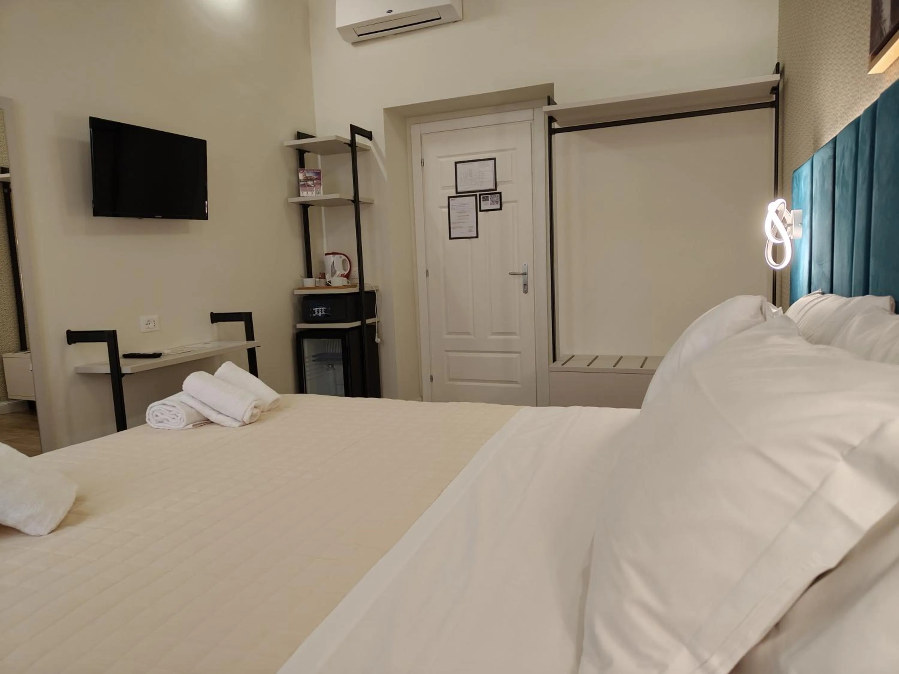 Bedroom, Bed in AmoRoma Suite