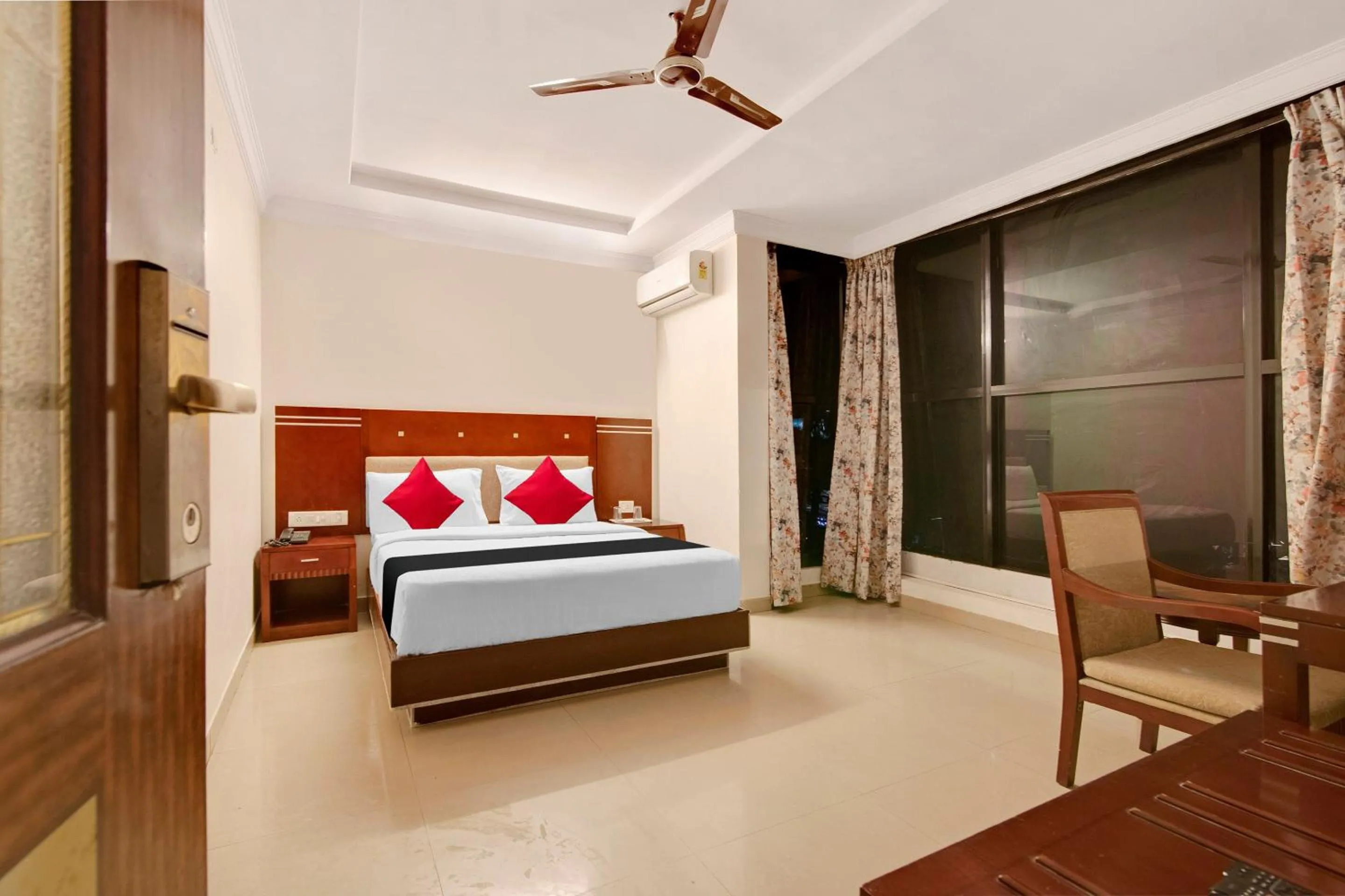 Bedroom, Bed in Capital O Elegant Amethyst Business Hotel Near Ragigudda Sri Prasanna Anjaneyaswamy Temple