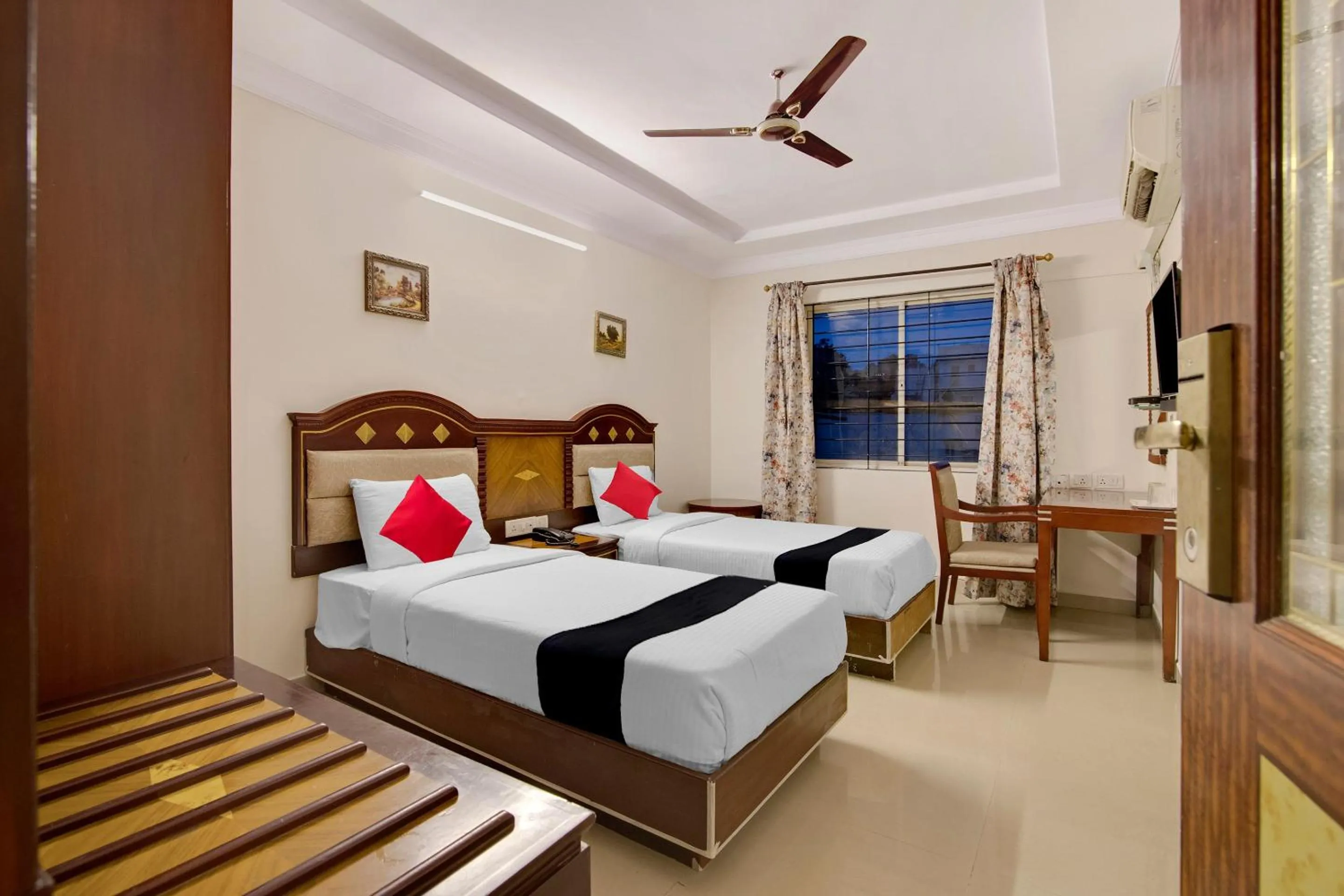 Bedroom, Bed in Capital O Elegant Amethyst Business Hotel Near Ragigudda Sri Prasanna Anjaneyaswamy Temple