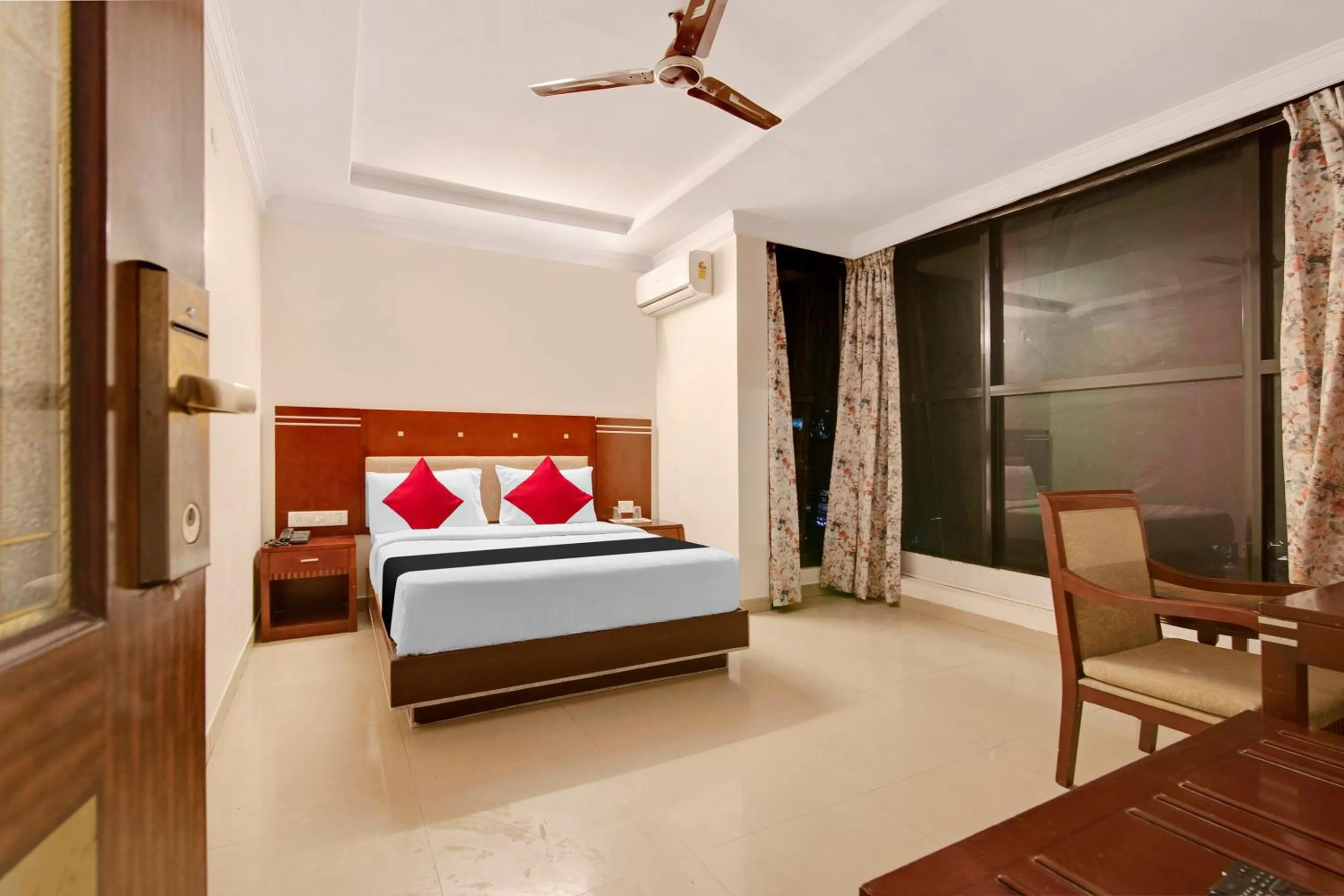 Bedroom, Bed in Capital O Elegant Amethyst Business Hotel Near Ragigudda Sri Prasanna Anjaneyaswamy Temple