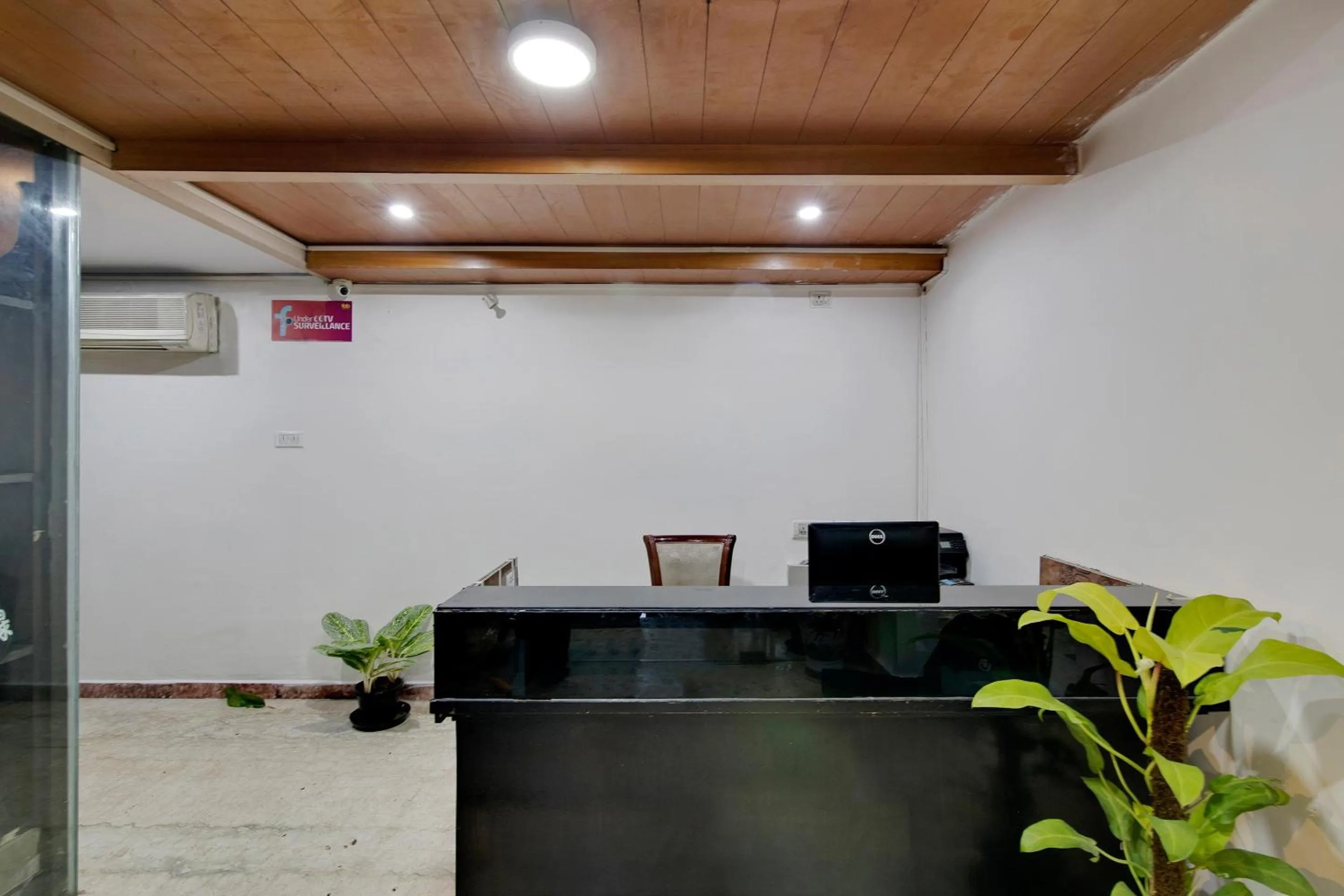 Lobby or reception in Capital O Elegant Amethyst Business Hotel Near Ragigudda Sri Prasanna Anjaneyaswamy Temple