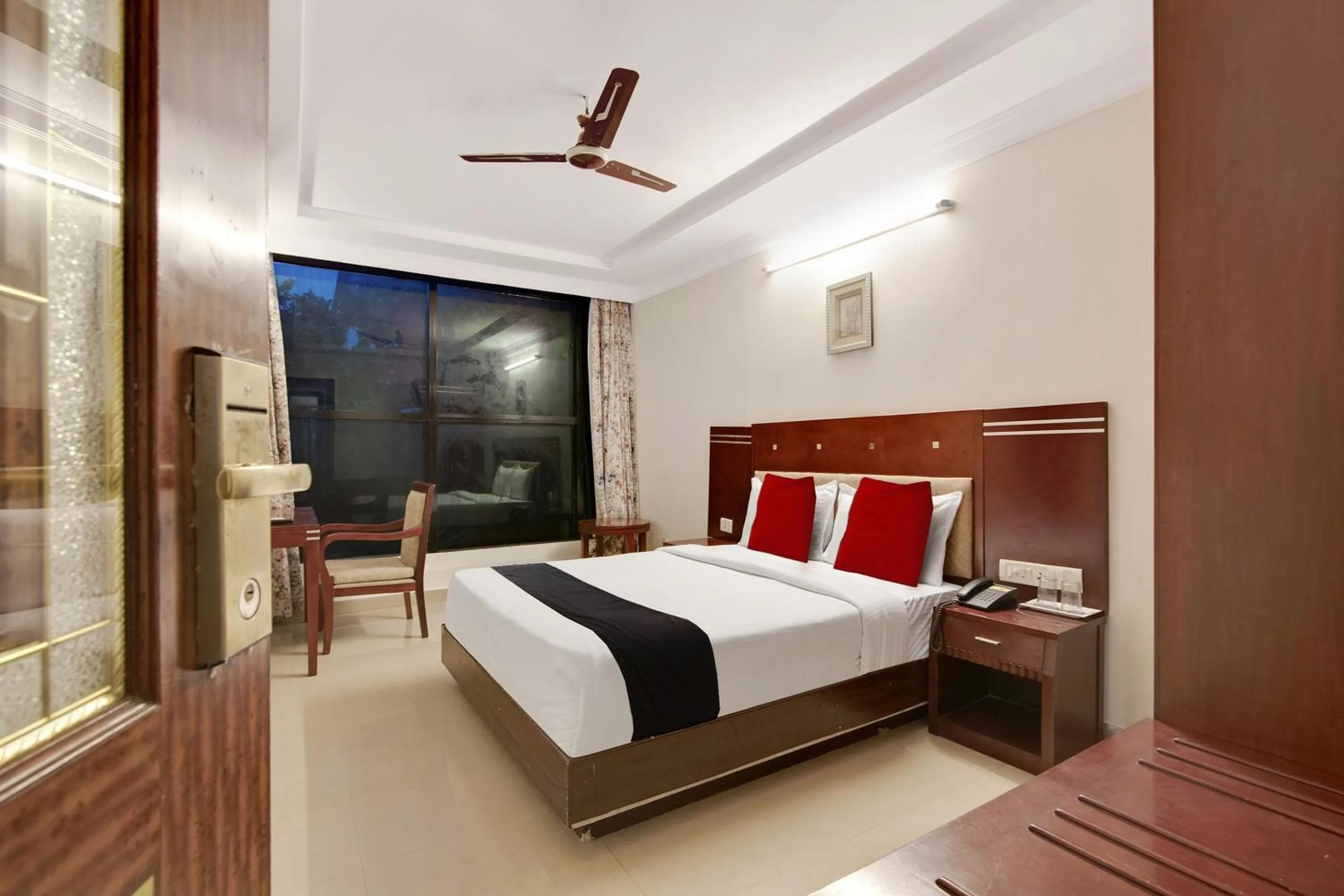 Bedroom, Bed in Capital O Elegant Amethyst Business Hotel Near Ragigudda Sri Prasanna Anjaneyaswamy Temple
