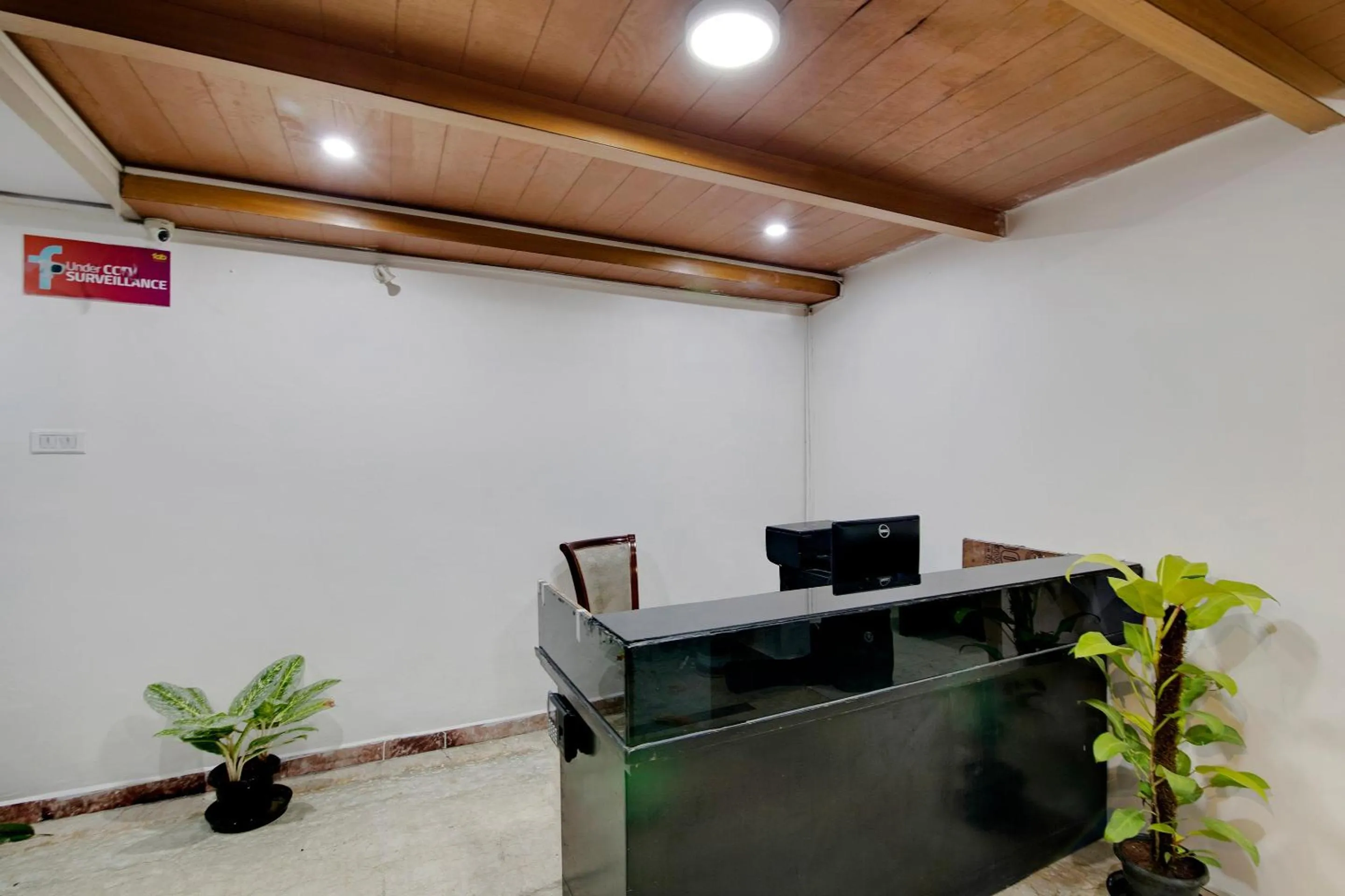 Lobby or reception in Capital O Elegant Amethyst Business Hotel Near Ragigudda Sri Prasanna Anjaneyaswamy Temple