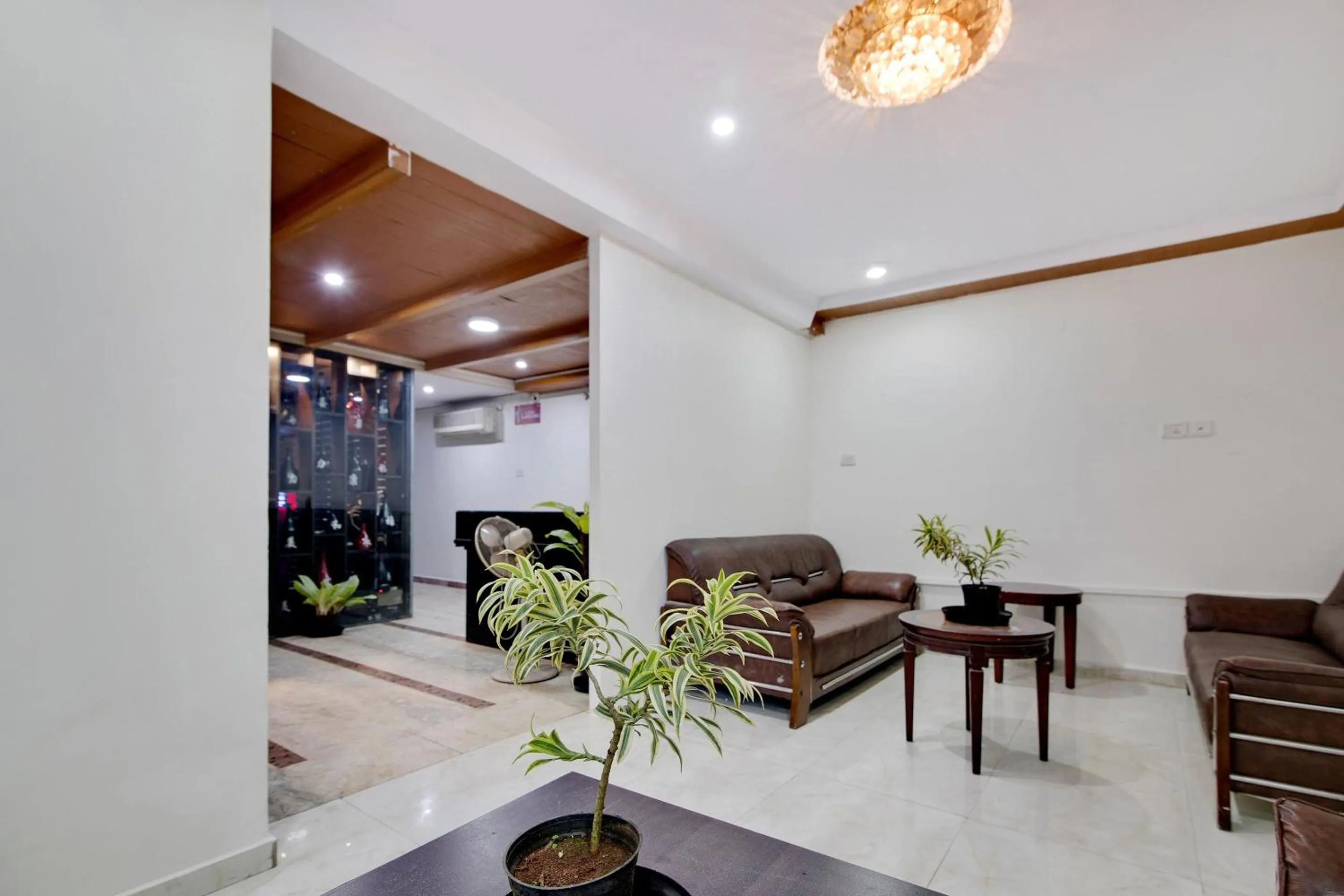 Lobby or reception in Capital O Elegant Amethyst Business Hotel Near Ragigudda Sri Prasanna Anjaneyaswamy Temple
