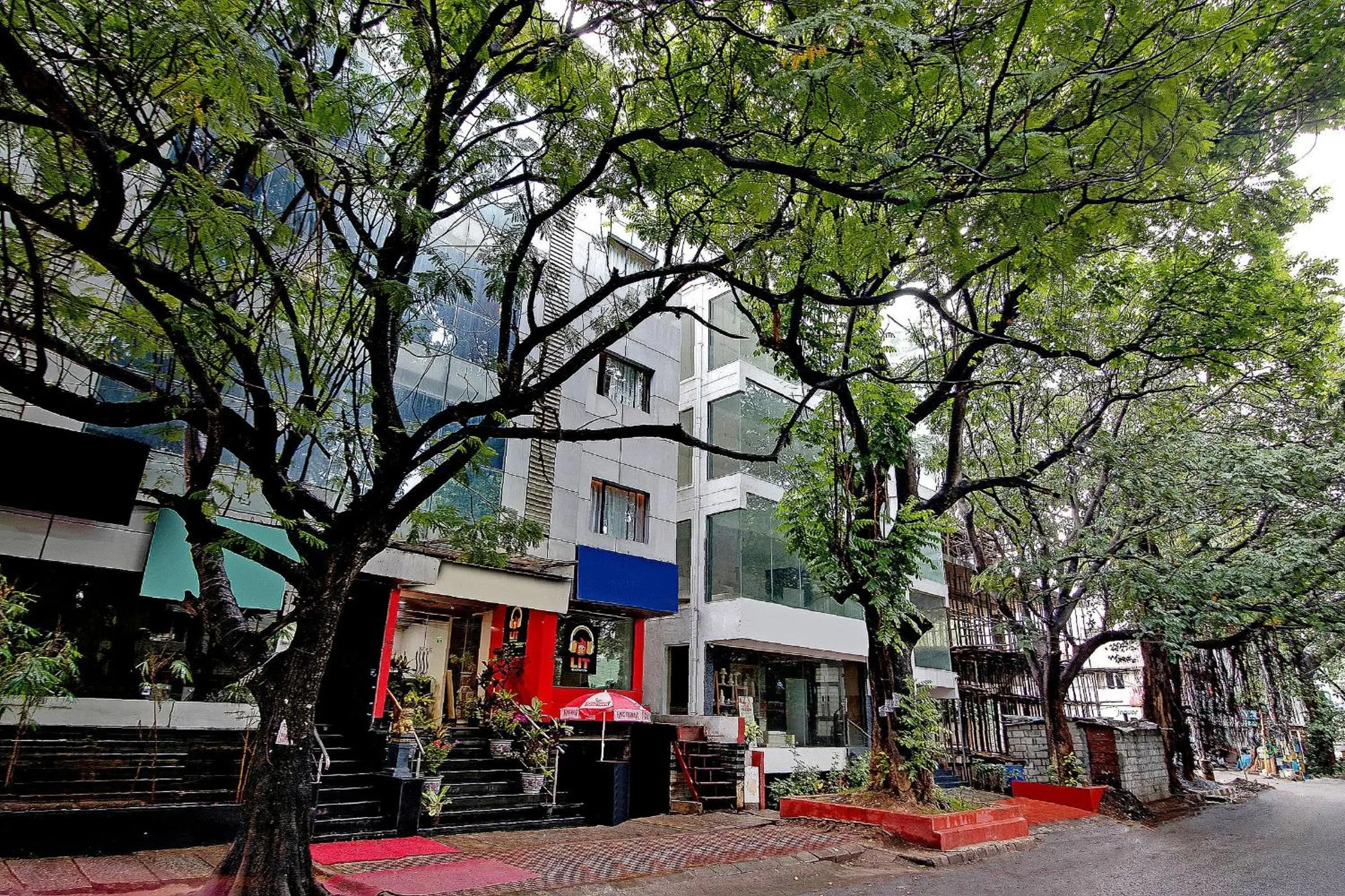 Facade/entrance in Capital O Elegant Amethyst Business Hotel Near Ragigudda Sri Prasanna Anjaneyaswamy Temple