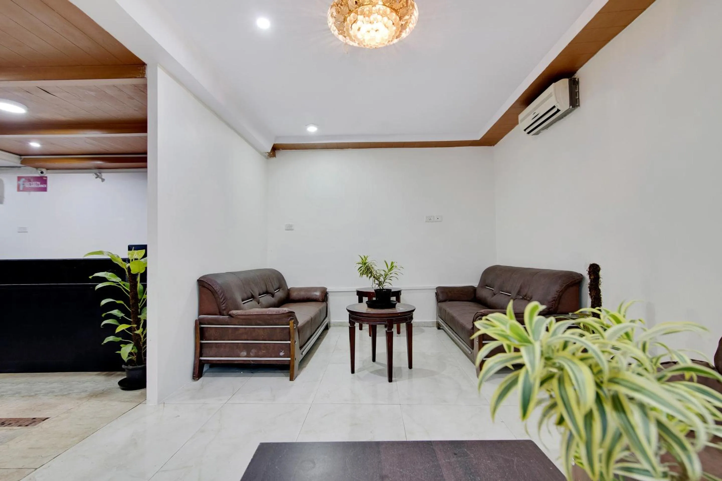 Lobby or reception in Capital O Elegant Amethyst Business Hotel Near Ragigudda Sri Prasanna Anjaneyaswamy Temple